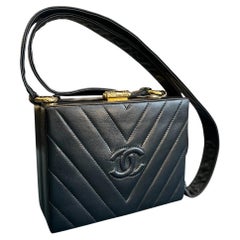 Sac à bandoulière Chanel 1991, en cuir matelassé à motif chevron, dans un étui rigide