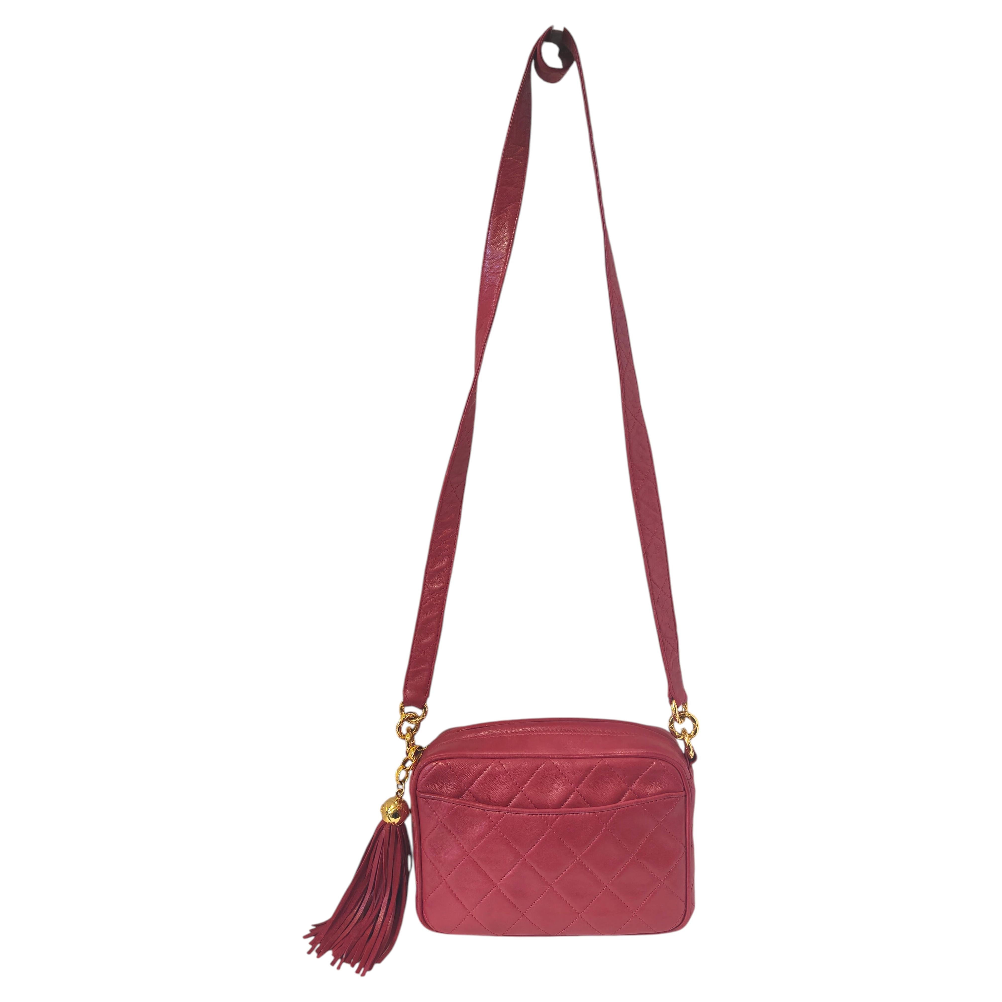 1991 Chanel cuir d'agneau rouge 24kt or plated hardware camera bag en vente