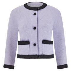 1991 Chanel Runway Veste courte en tweed mauve avec bordures noires