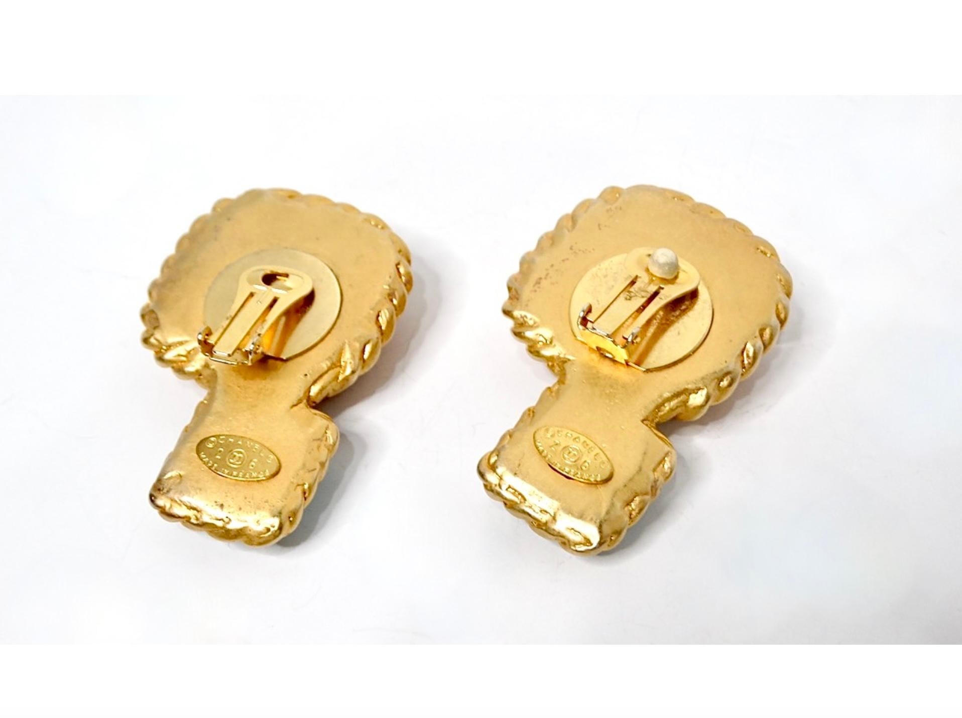 1991 Chanel Statement Red & Blue Cabochon Gold Tone Clip-On Earrings In Good Condition For Sale In Scottsdale, AZ