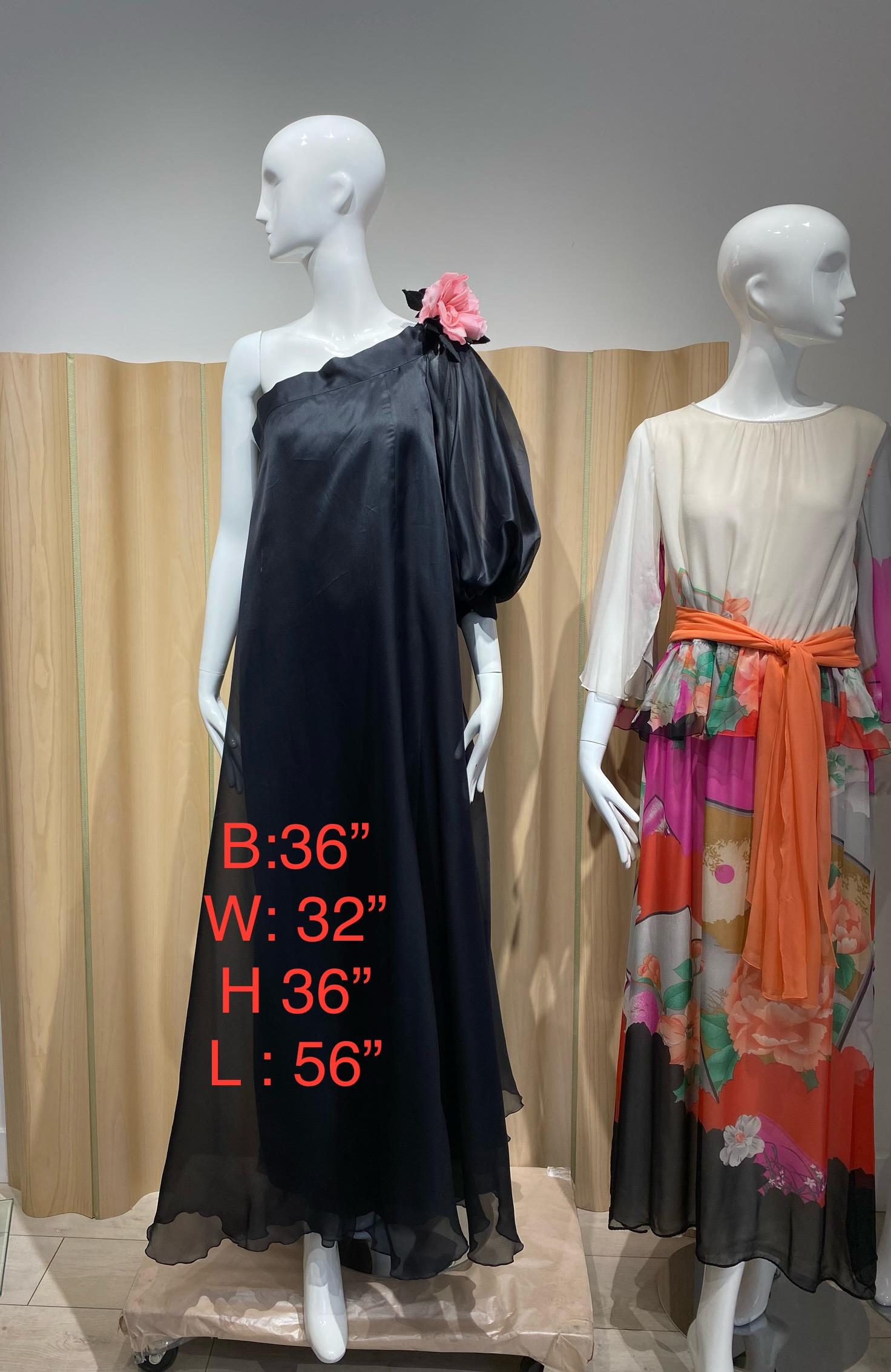 1991 Christian Dior  by Ferre Vestido de seda negro con un hombro y manga abullonada en venta 5