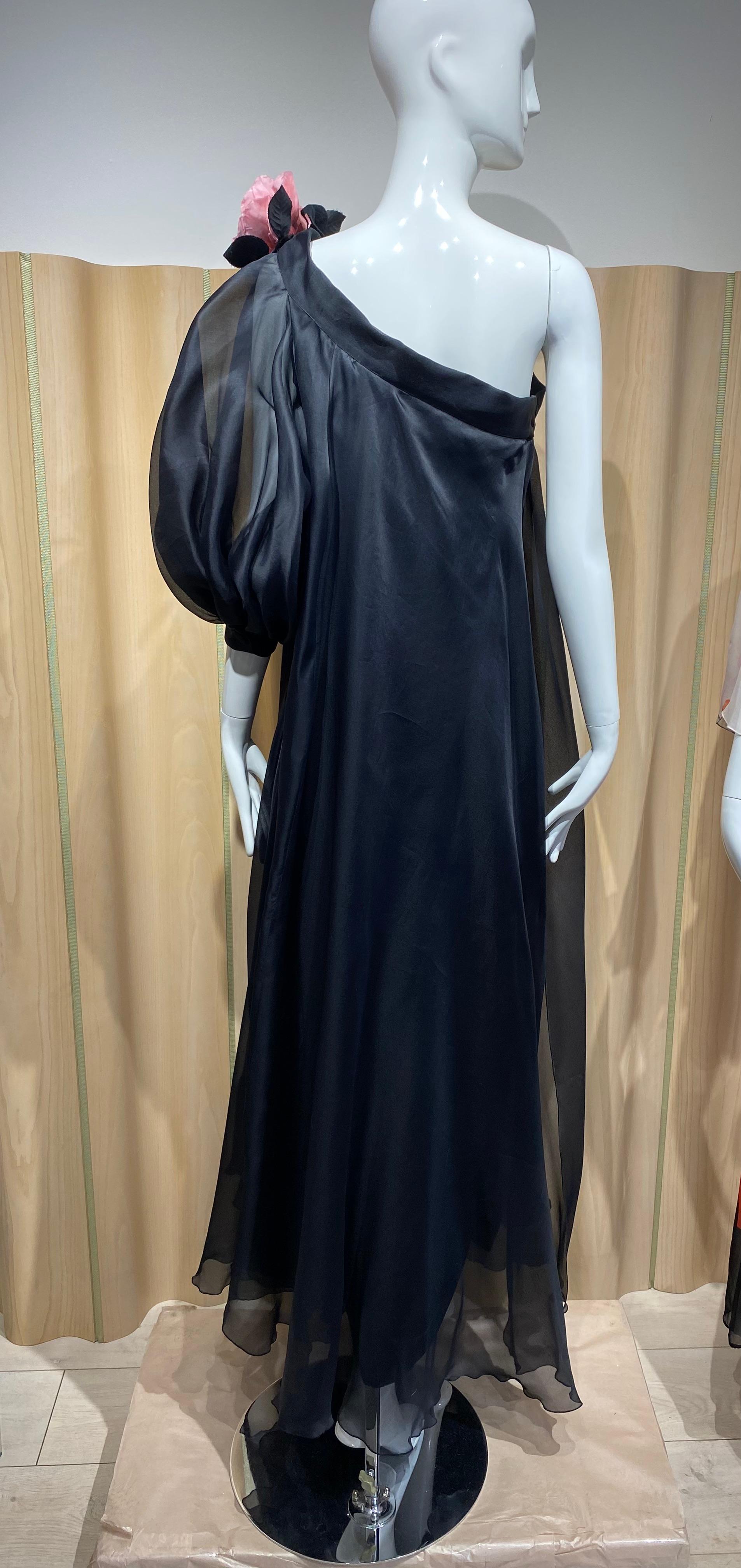 1991 Christian Dior  by Ferre Vestido de seda negro con un hombro y manga abullonada Negro en venta