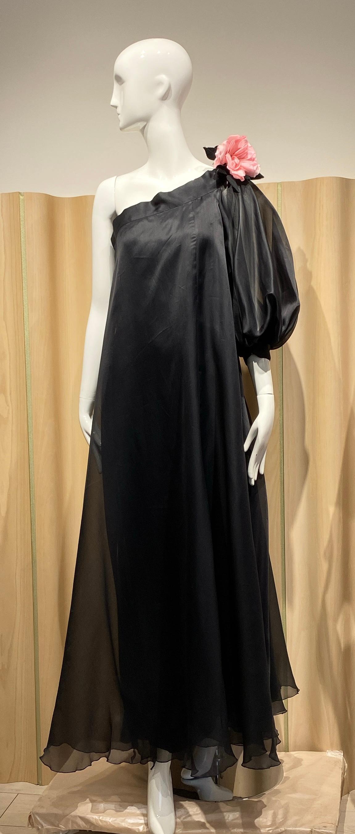 1991 Christian Dior  by Ferre Vestido de seda negro con un hombro y manga abullonada en Bueno estado para la venta en Beverly Hills, CA