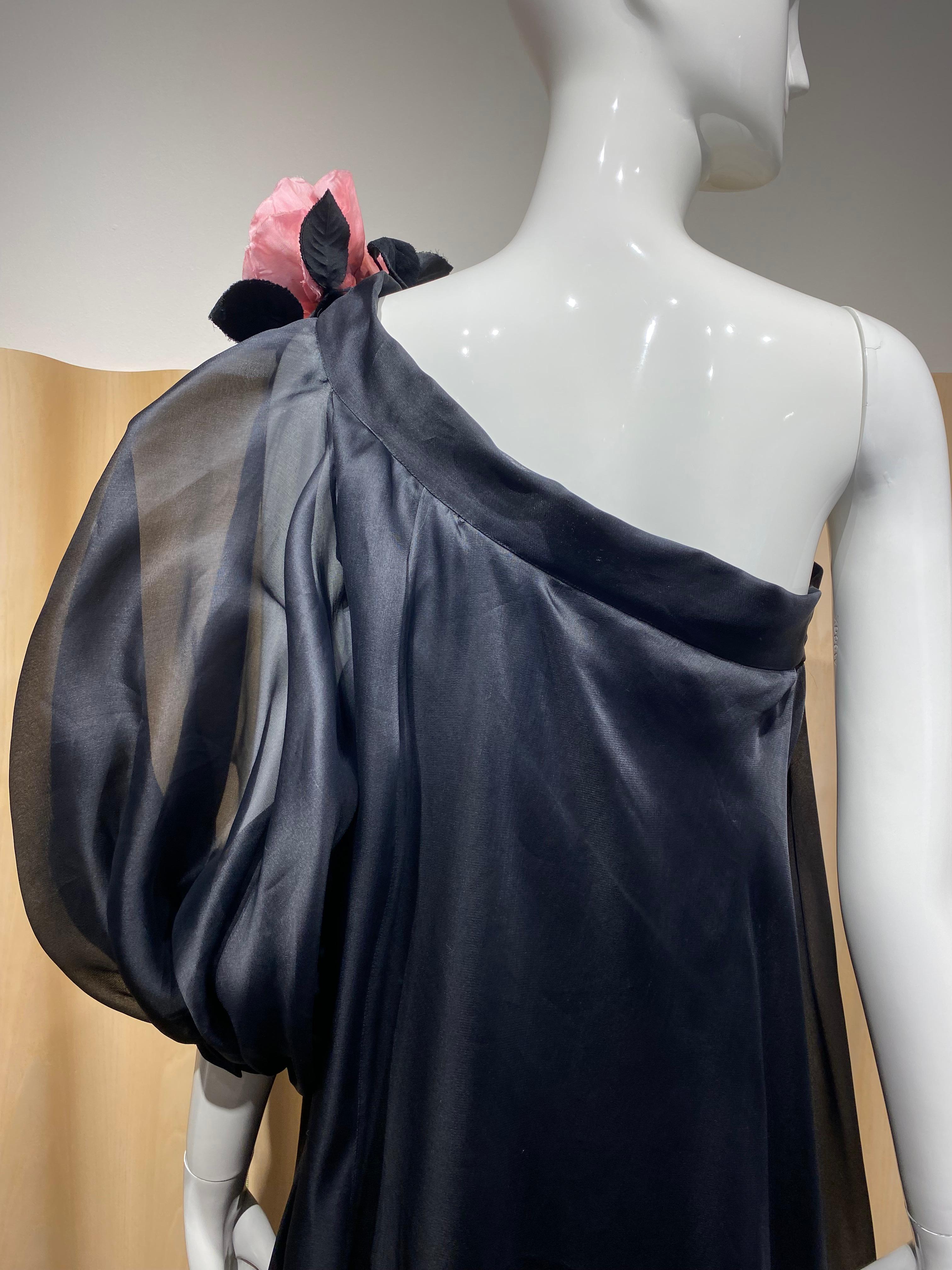 De las mujeres 1991 Christian Dior  by Ferre Vestido de seda negro con un hombro y manga abullonada en venta