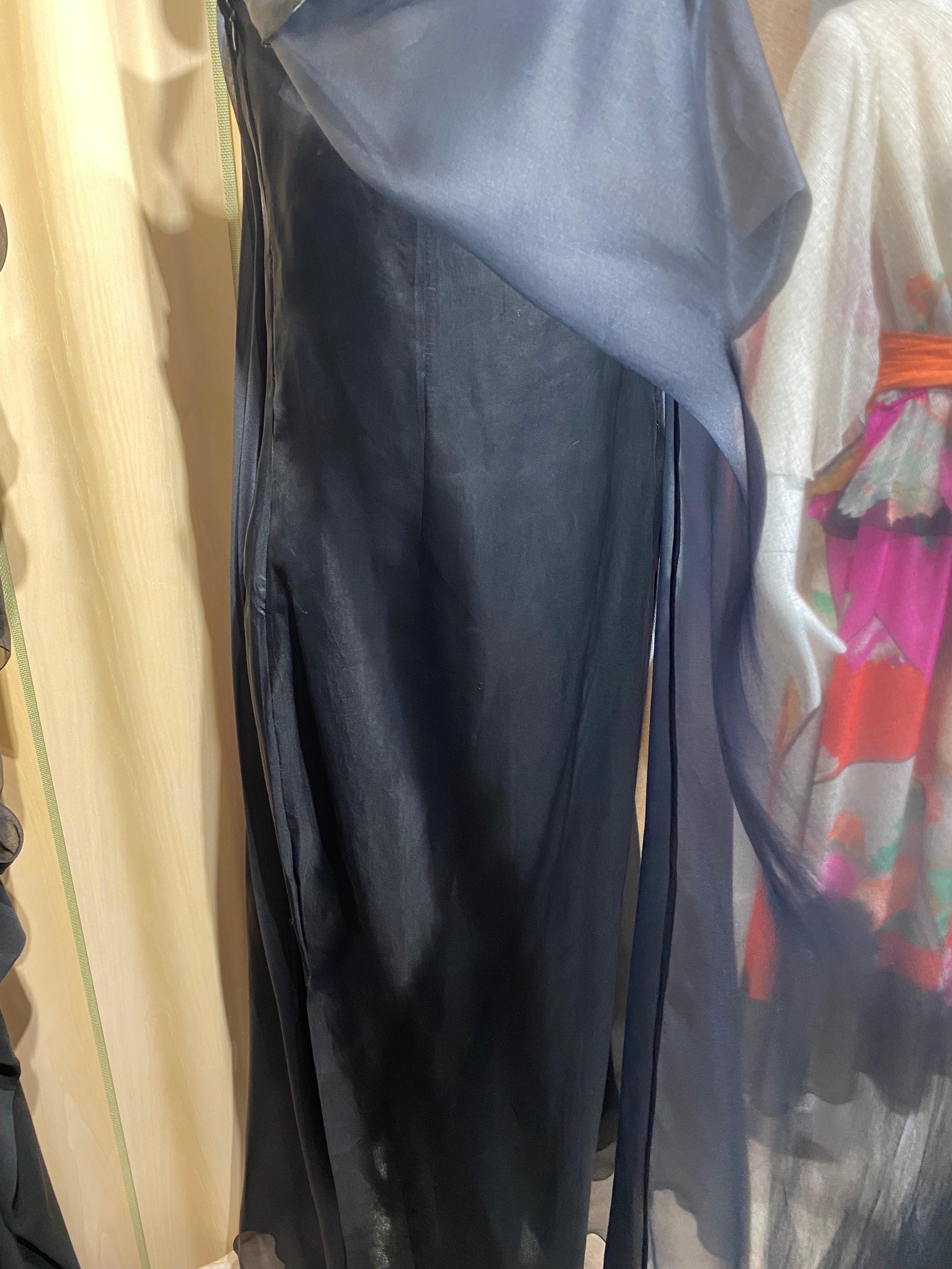 1991 Christian Dior  by Ferre Vestido de seda negro con un hombro y manga abullonada en venta 1