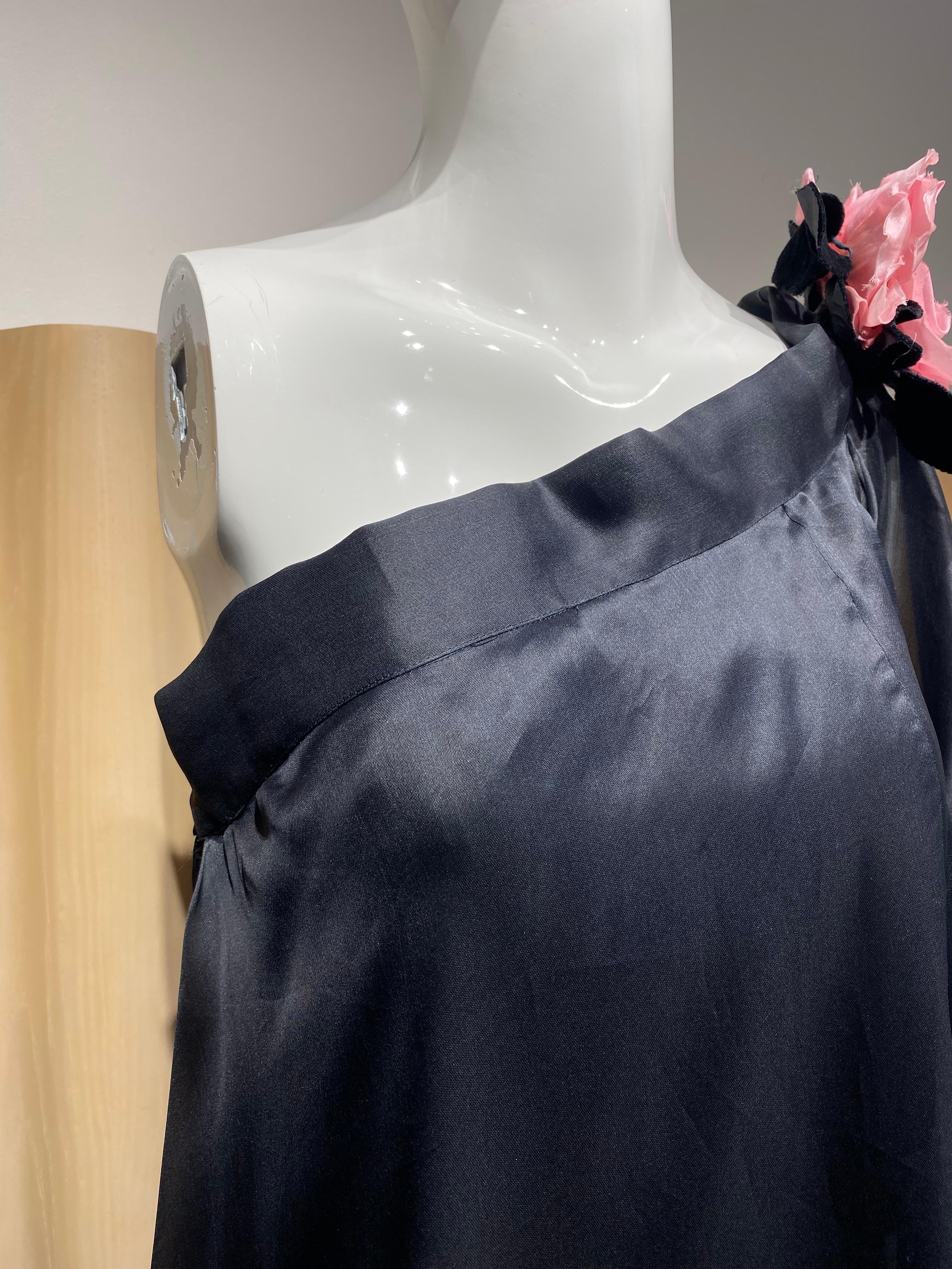 1991 Christian Dior  by Ferre Vestido de seda negro con un hombro y manga abullonada en venta 2