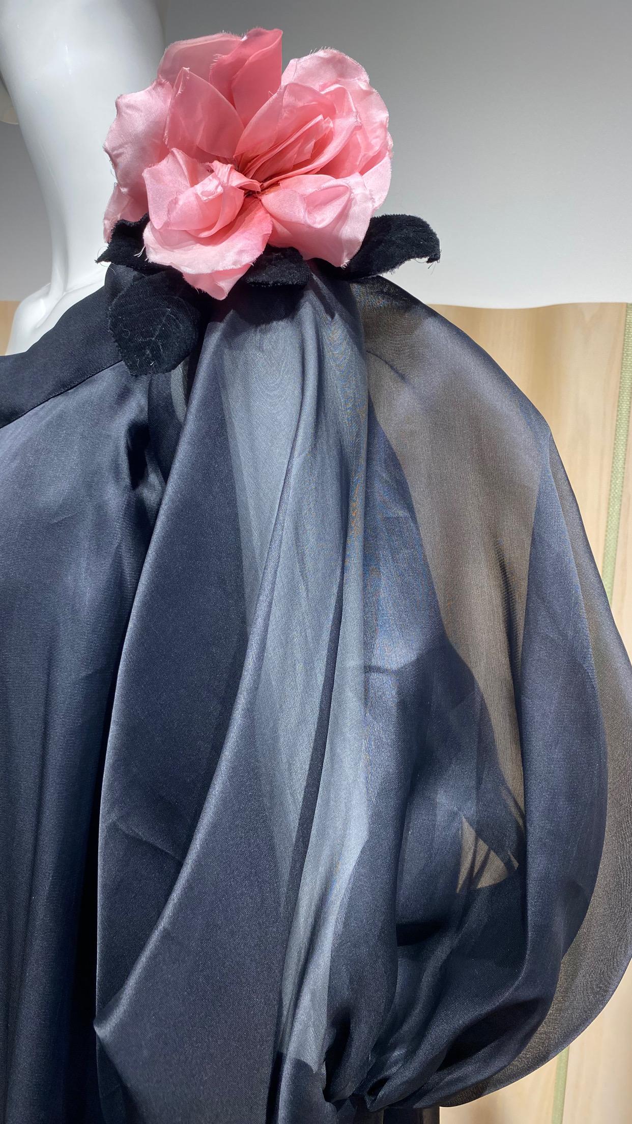 1991 Christian Dior  by Ferre Vestido de seda negro con un hombro y manga abullonada en venta 3