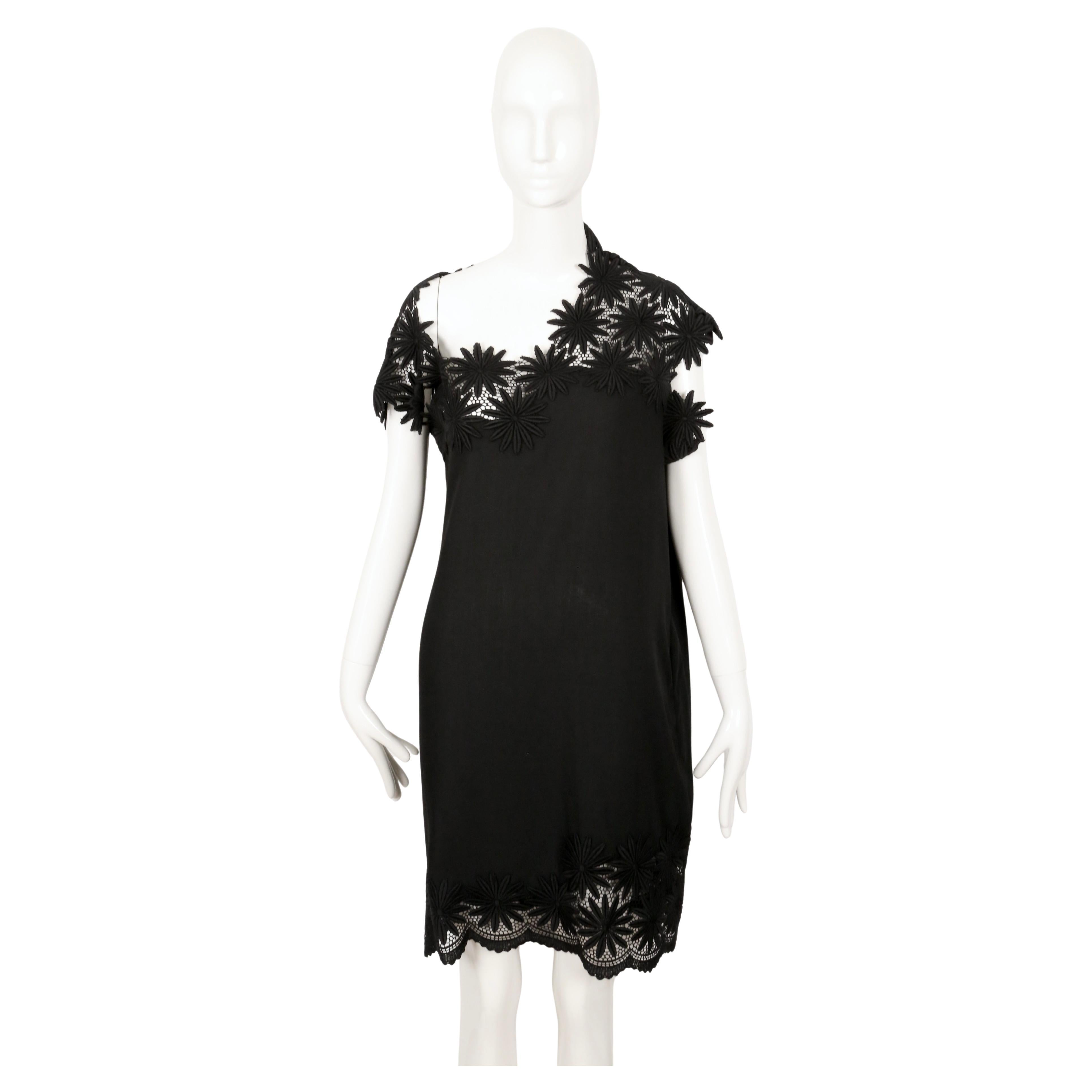Schwarzes Kleid aus sommerlicher Wolle mit asymmetrischem, besticktem Spitzenausschnitt und Saum, entworfen von Rei Kawakubo für Comme des Garcons, wie auf dem Laufsteg im Frühjahr 1991 zu sehen. Die Form dieses Kleides ist einfach umwerfend. So wie
