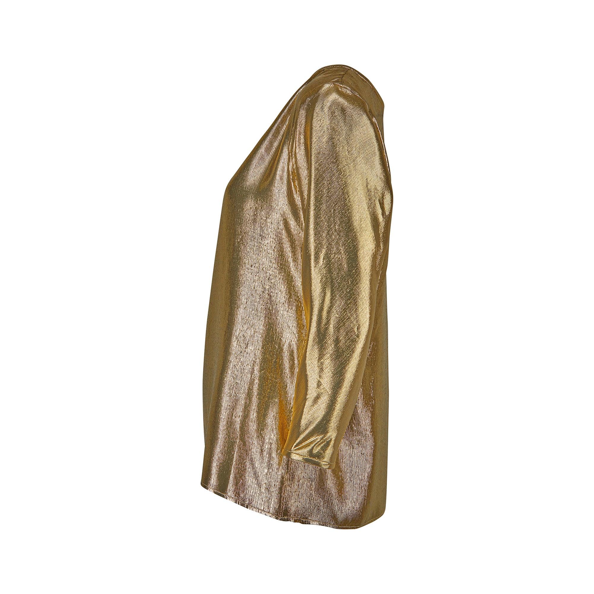 Epitomisant le glamour associé à Saint Laurent jusqu'à aujourd'hui, ce top en lamé d'or scintillant est un classique à ajouter à votre garde-robe de fête. Cette pièce documentée provient du défilé de l'automne 1991, conçu par Yves lui-même, où les
