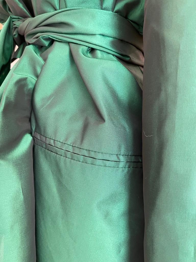 1991 DOLCE & GABBANA Satin-Mantelkleid

Smaragdgrün
Zustand: Ausgezeichnet
100% Polyester
Hergestellt in Italien
35