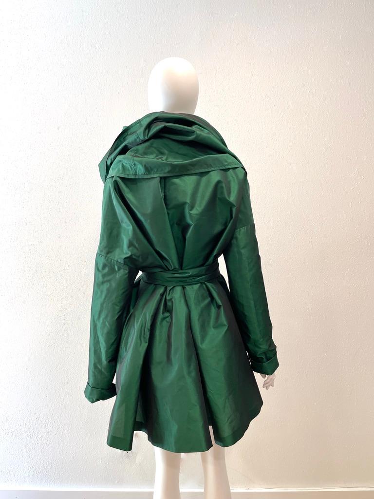 1991 DOLCE & GABBANA Smaragdgrünes Satin-Mantelkleid im Zustand „Hervorragend“ im Angebot in Austin, TX