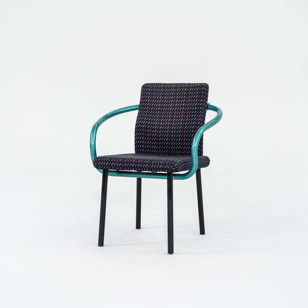 Il s'agit d'un fauteuil postmoderne 'ÄúMandarin'Äù, initialement conçu par Ettore Sottsass pour Knoll en 1986. Ces exemples datent des années 1990 et le prix indiqué comprend une chaise. Nous avons trois chaises disponibles à l'achat dans ce