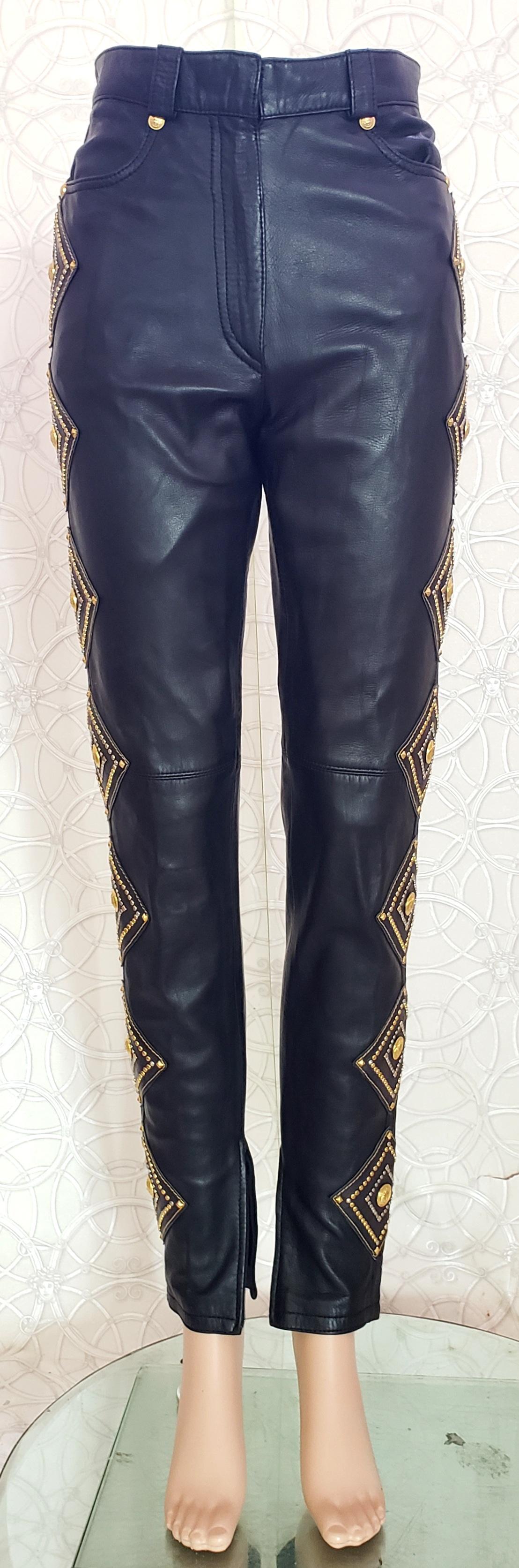 1991 GIANNI VERSACE PRIVATE MUSEUM WORTHY COLLECTION BLACK LEATHER STUDDED Pants In New Condition For Sale In Montgomery, TX