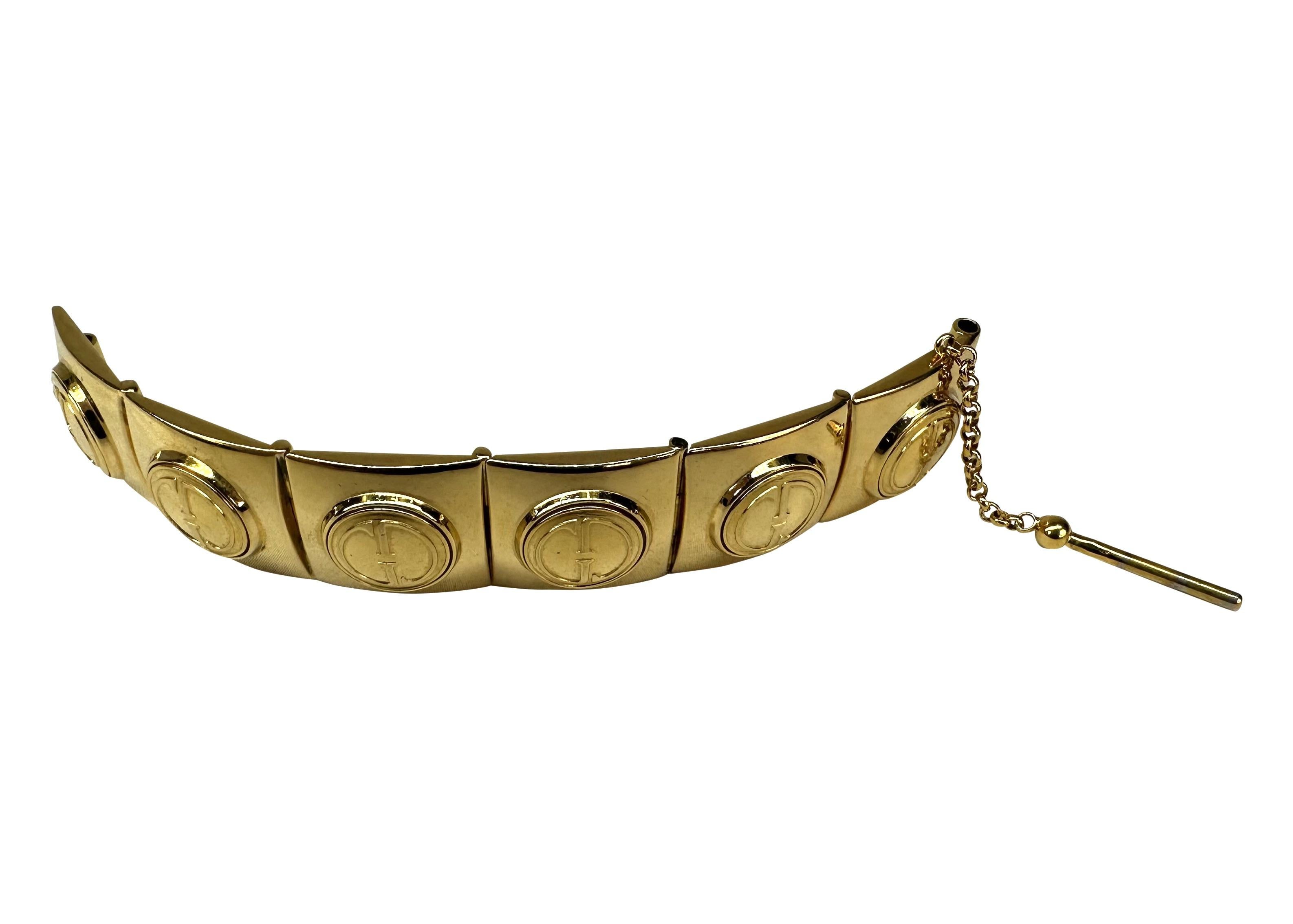 1991 Gucci Gold Tone Link 'GG' Medallion Logo Bracelet In Good Condition For Sale In West Hollywood, CA