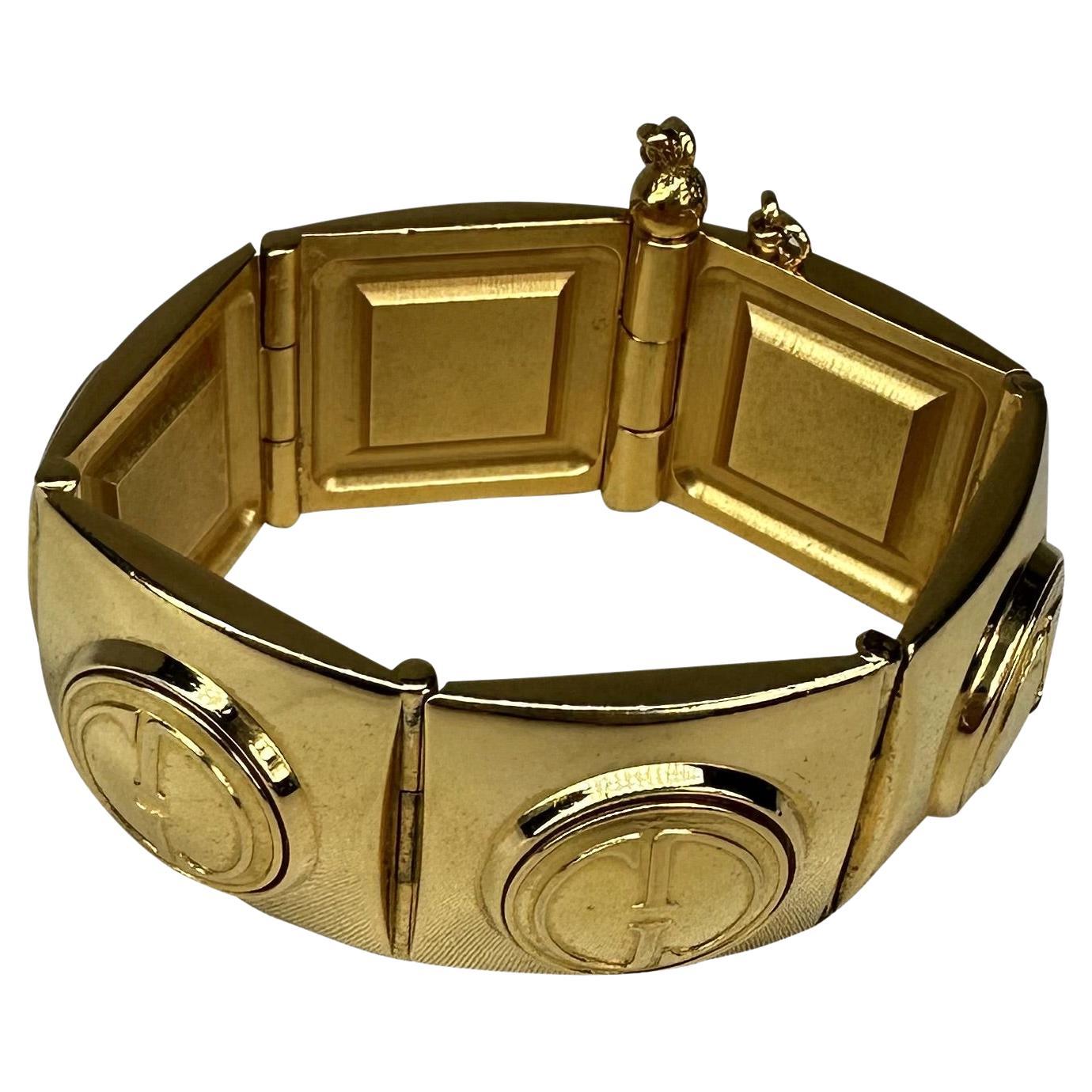 1991 Gucci Goldfarbenes Gliederarmband 'GG' mit Medaillon-Logo im Angebot  bei 1stDibs