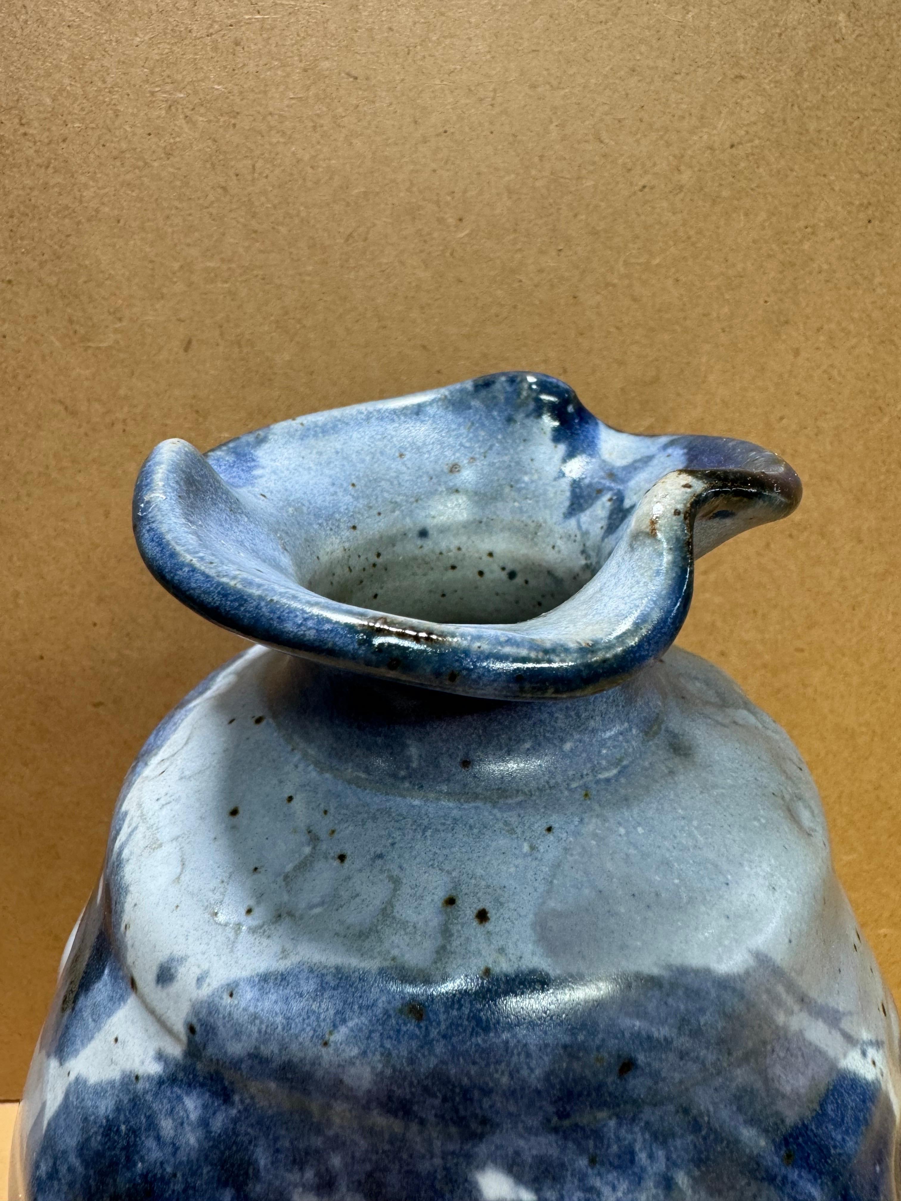 1991 Unregelmäßige blaue Buie Studio Pottery Knospenvase im Zustand „Gut“ im Angebot in San Carlos, CA