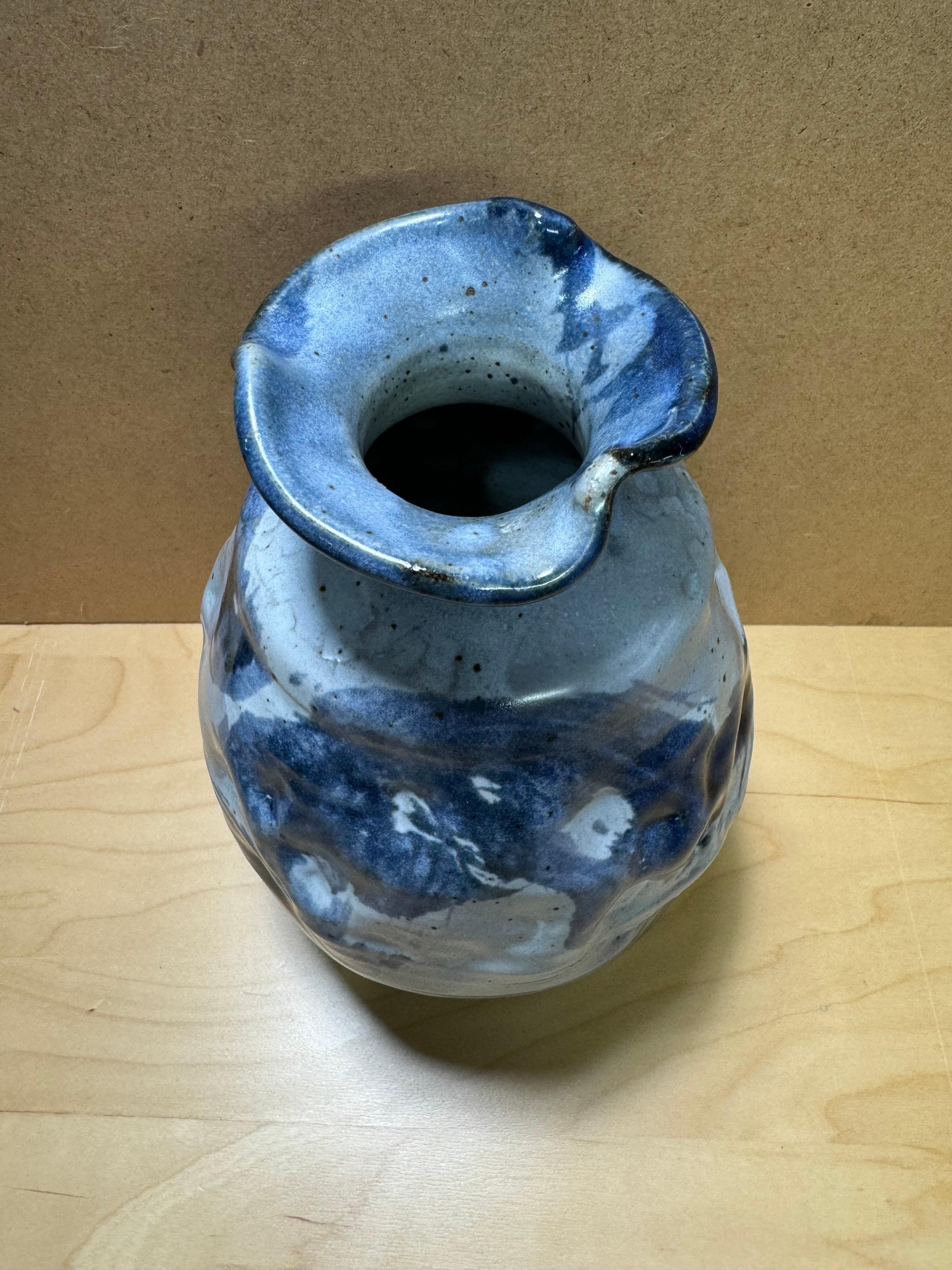 1991 Unregelmäßige blaue Buie Studio Pottery Knospenvase (Ende des 20. Jahrhunderts) im Angebot