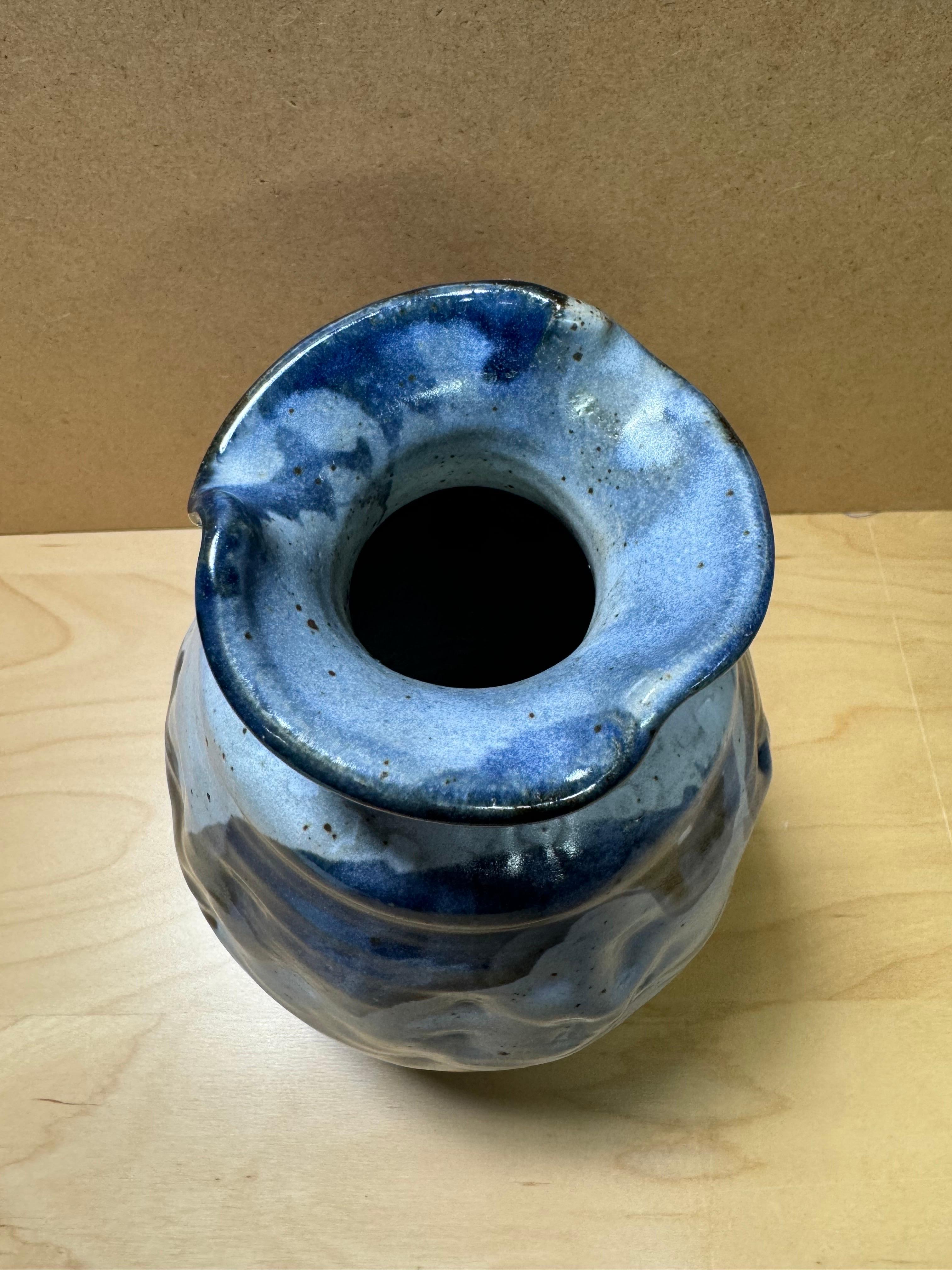 1991 Unregelmäßige blaue Buie Studio Pottery Knospenvase (Töpferwaren) im Angebot