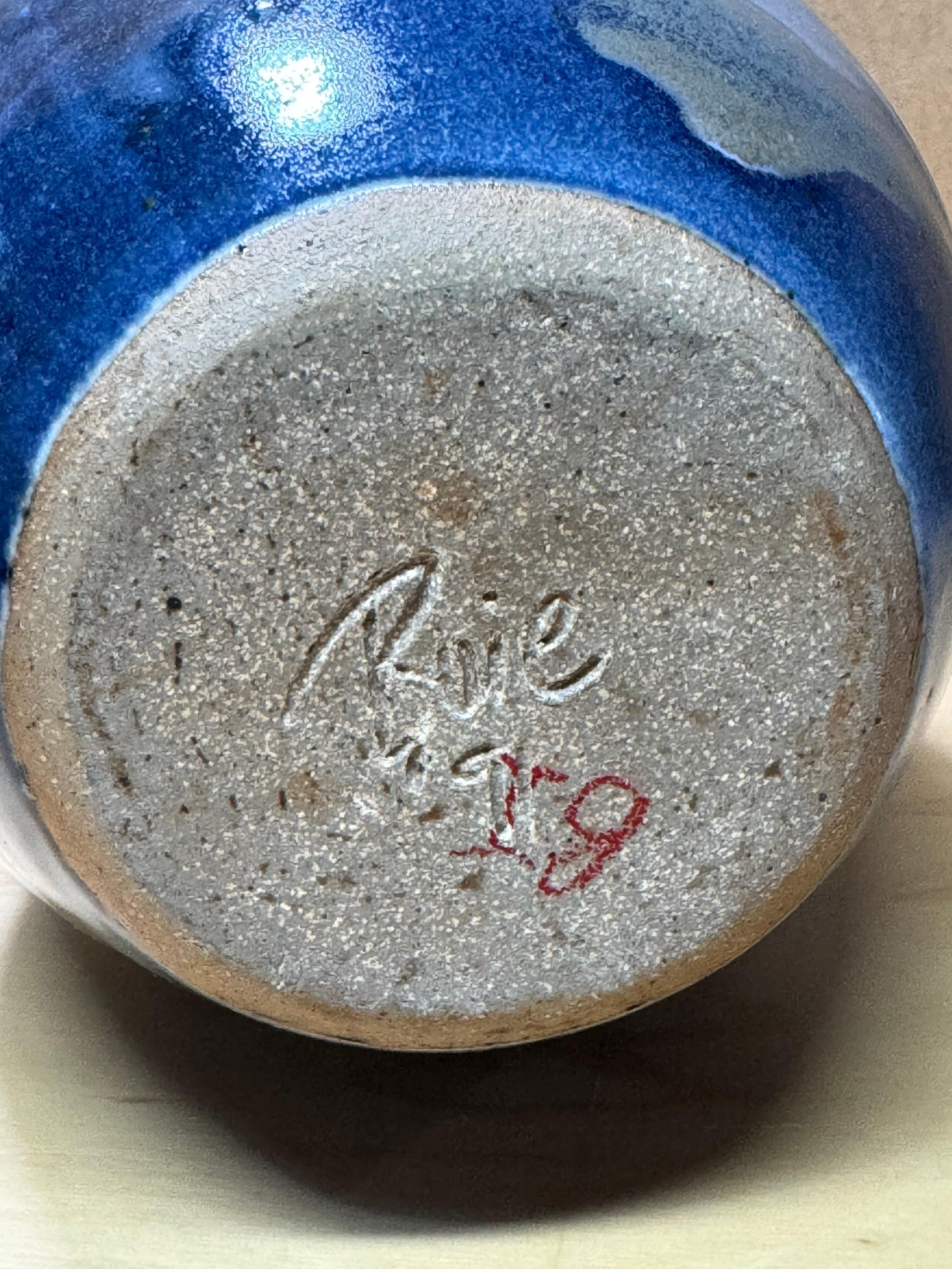 1991 Unregelmäßige blaue Buie Studio Pottery Knospenvase im Angebot 1