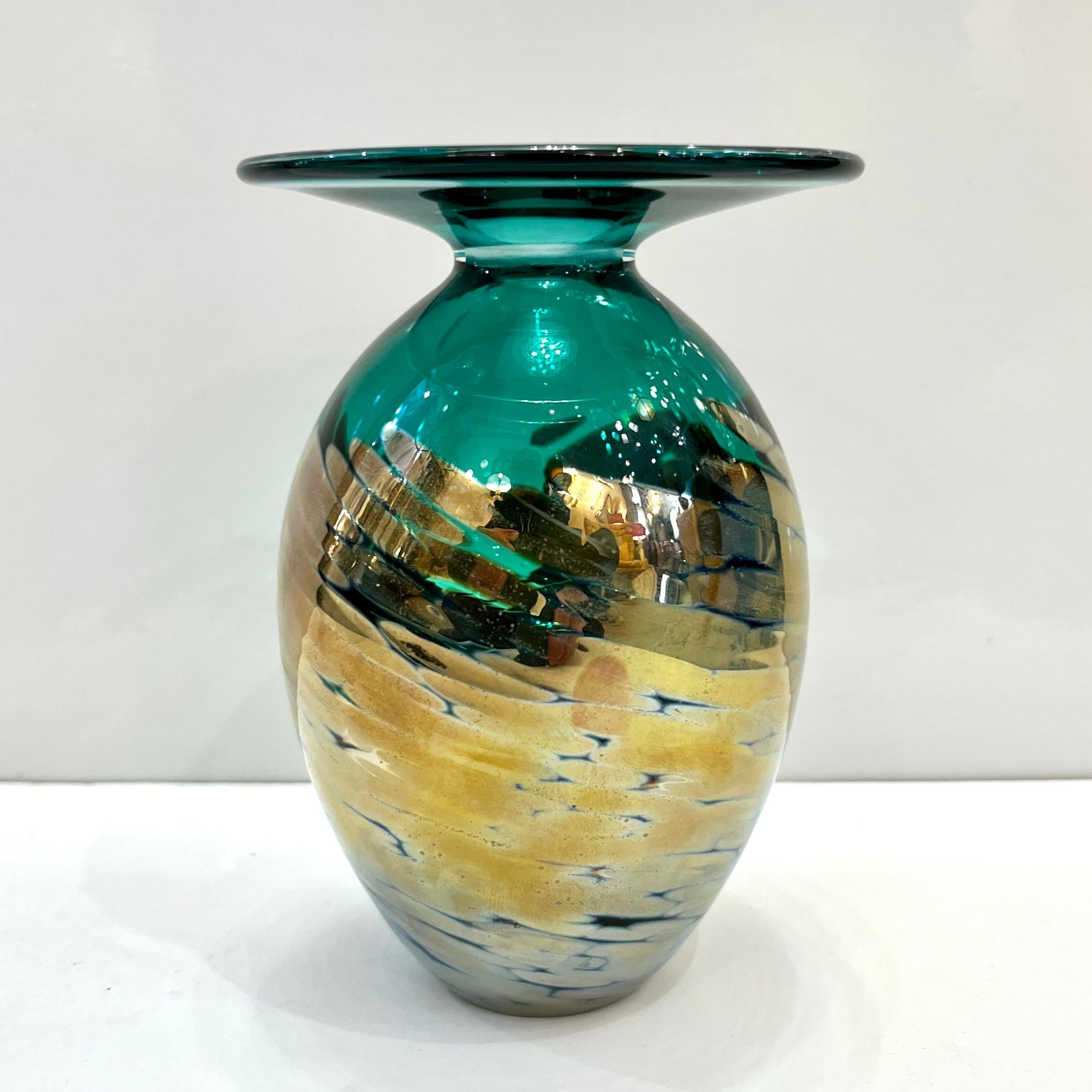 1991 Italian Murano Art Glass Green Gold Sommerso Single Flower Oval Vase In Excellent Condition For Sale In New York, NY