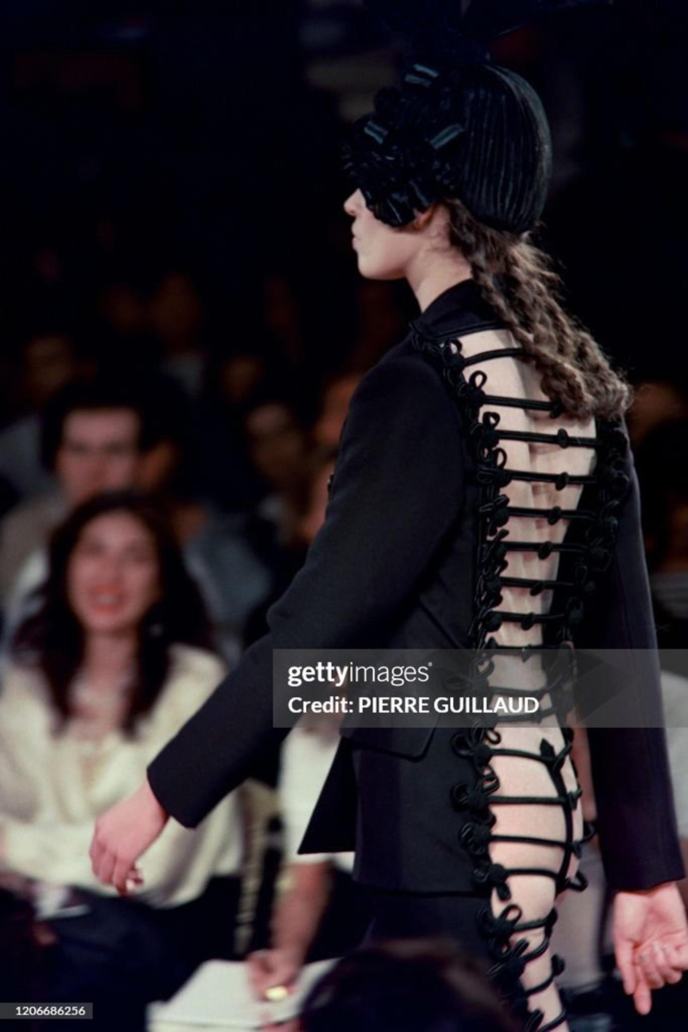 1991 Jean Paul Gaultier Dokumentierte Cher getragene Korsettjacke aus schwarzem Samt mit Käfig  im Angebot 10