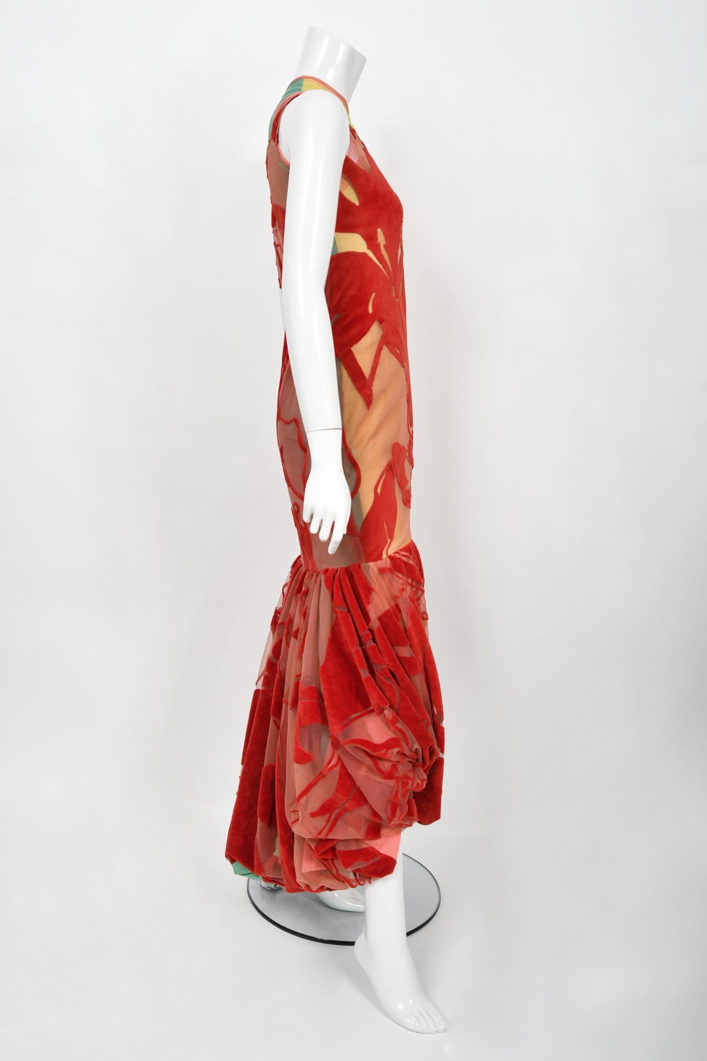 John Galliano documenté Runway 1991 - Robe asymétrique en velours floqué rouge en vente 7