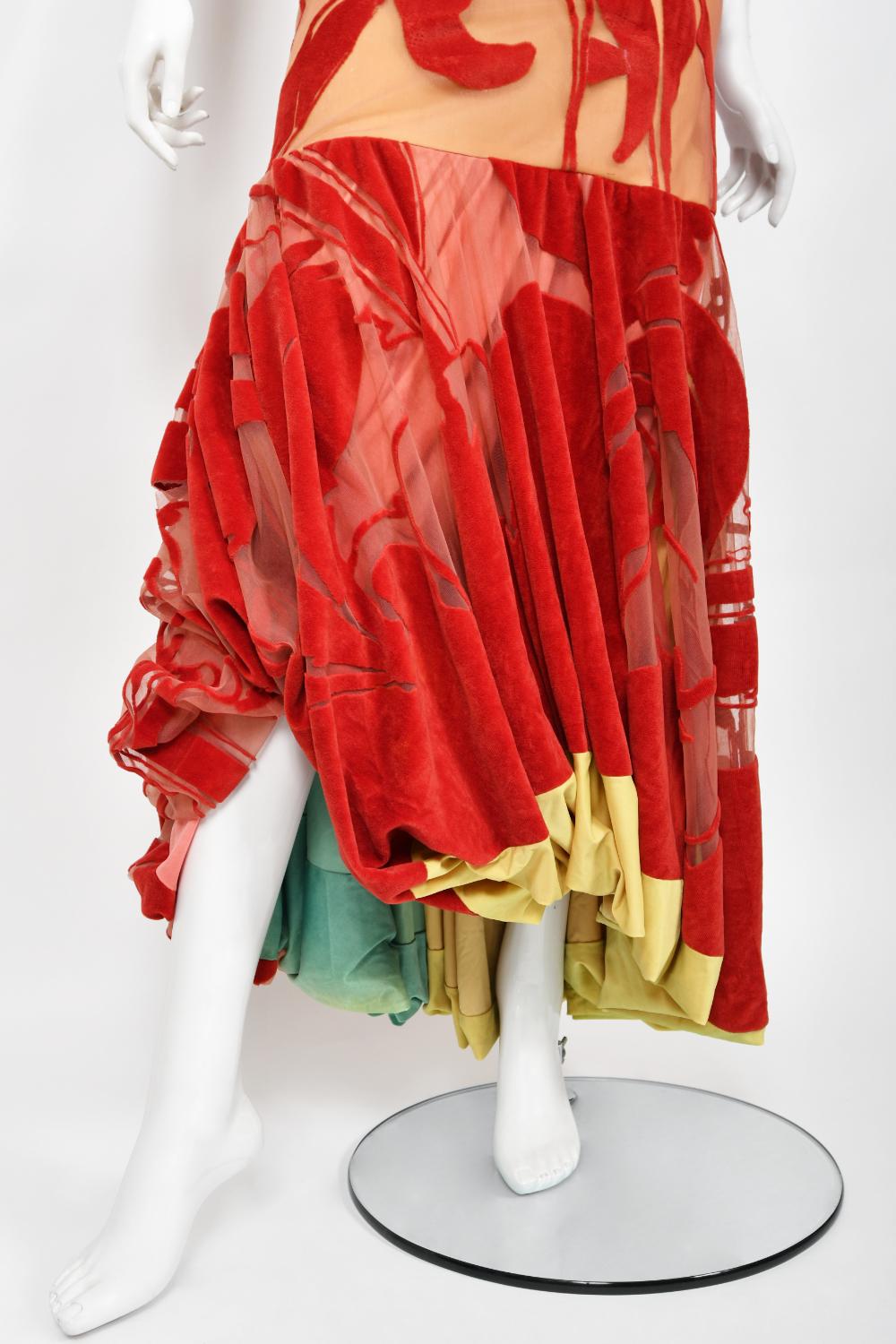 John Galliano documenté Runway 1991 - Robe asymétrique en velours floqué rouge en vente 1