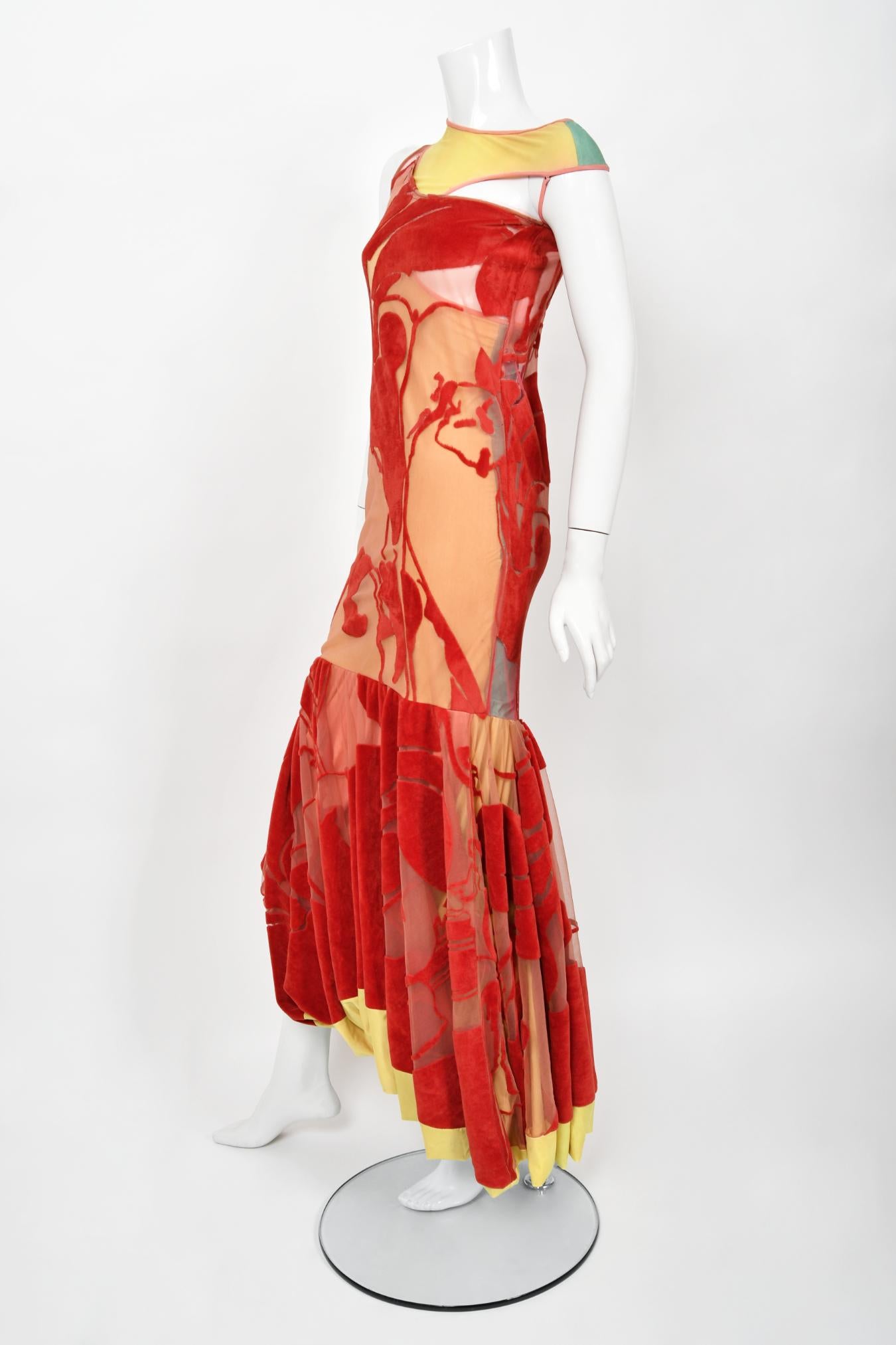 John Galliano documenté Runway 1991 - Robe asymétrique en velours floqué rouge en vente 2