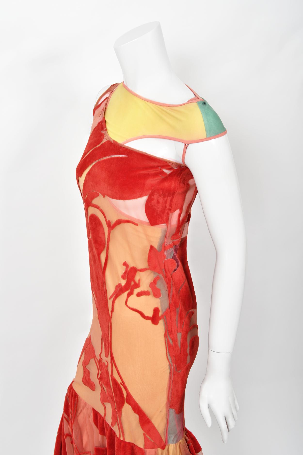 John Galliano documenté Runway 1991 - Robe asymétrique en velours floqué rouge en vente 3