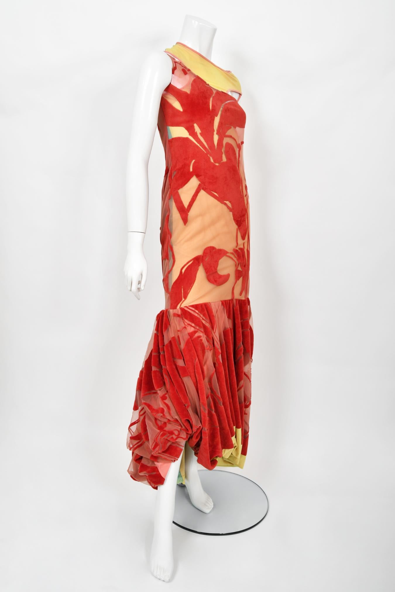 John Galliano documenté Runway 1991 - Robe asymétrique en velours floqué rouge en vente 5
