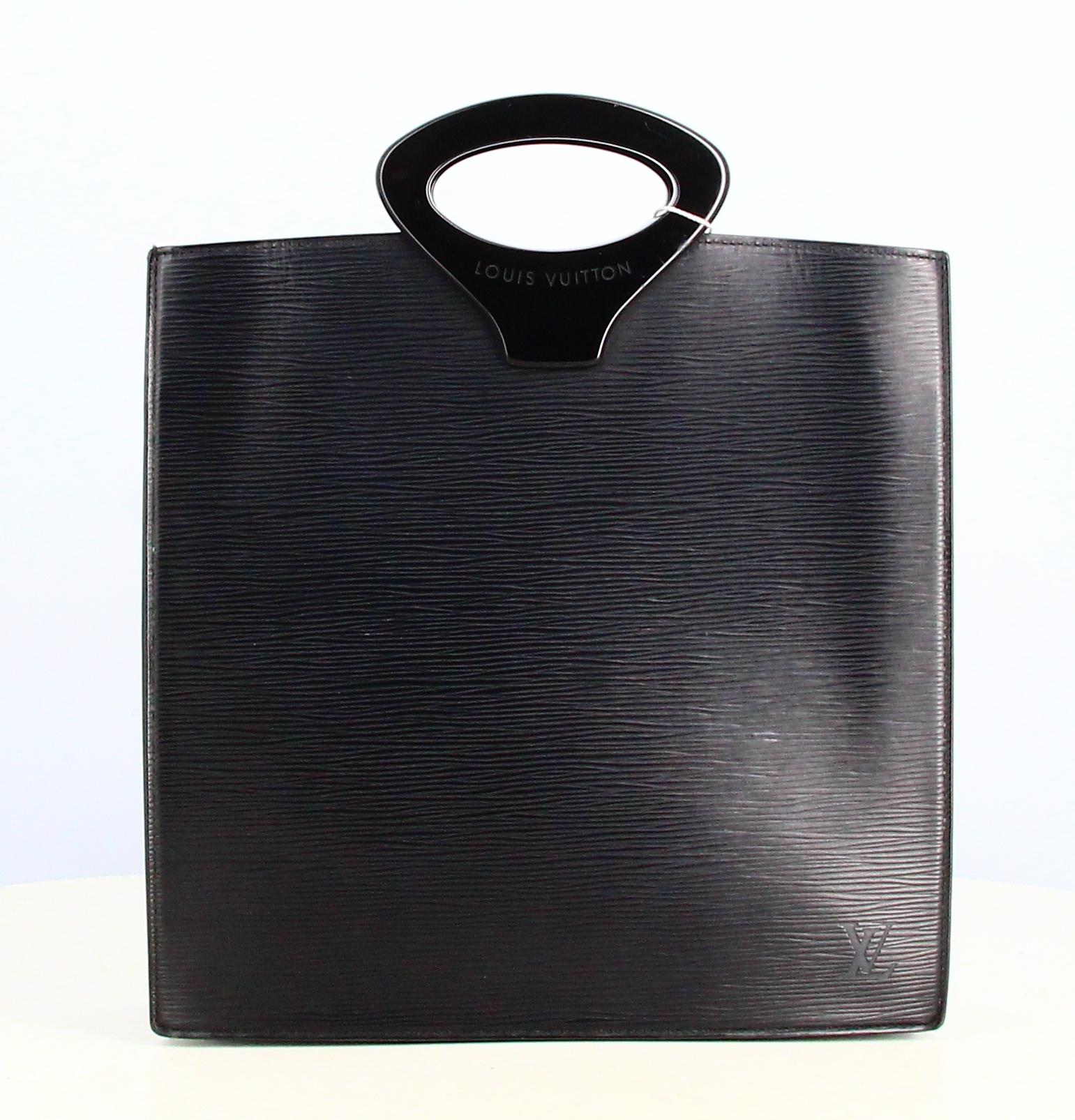 1991 Louis Vuitton Handbag Cuir Epi Ombre

- Very good condition. Shows very slight signs of wear over time. 
- Louis Vuitton handbag
- Black epi leather 
- Double hanses 
- Inside: grey suede plus small pocket