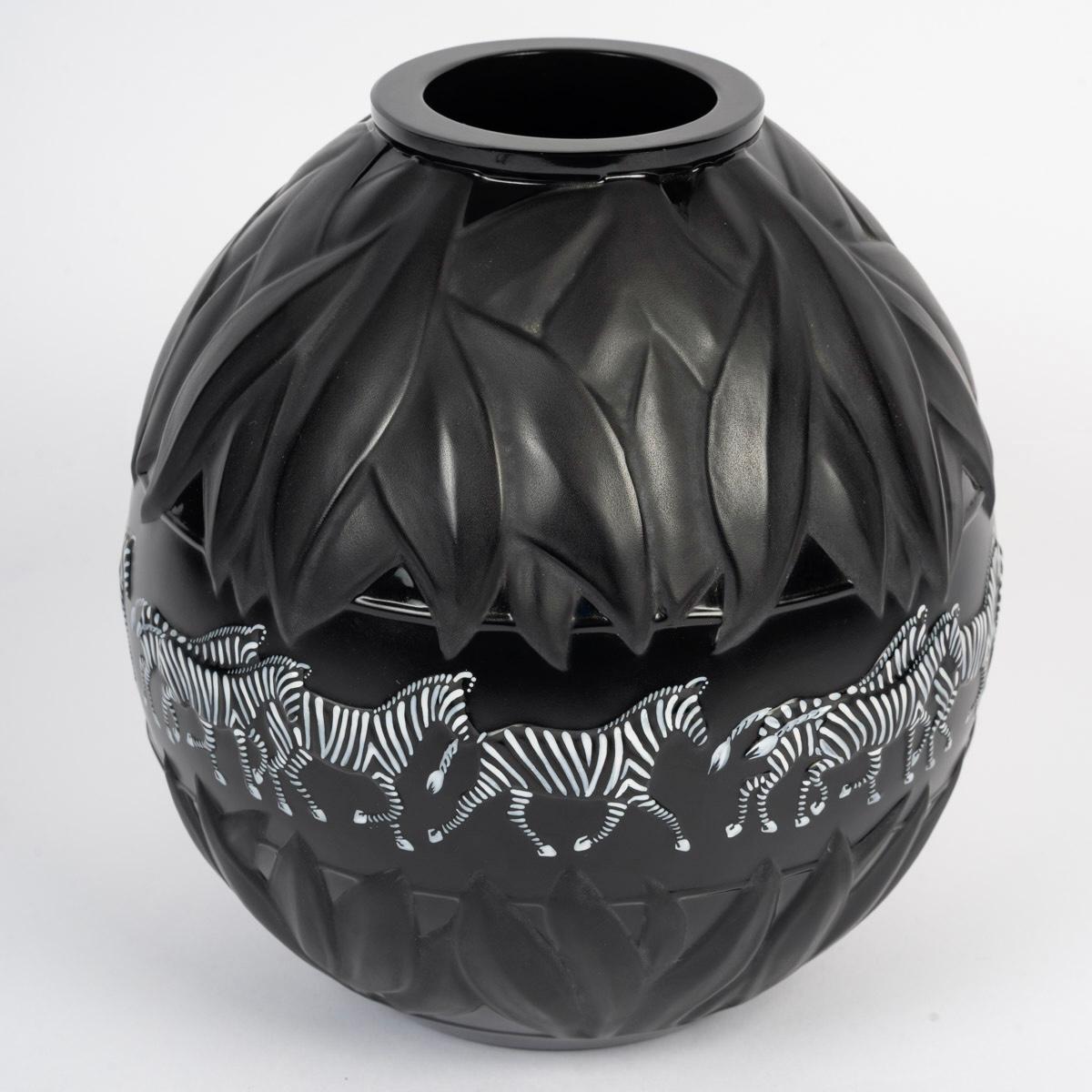 Français 1991 Marie-Claude Lalique - Vase Tanzanie Zèbres Cristal Noir Blanc Émail en vente