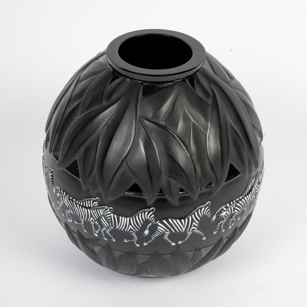 Moulé 1991 Marie-Claude Lalique - Vase Tanzanie Zèbres Cristal Noir Blanc Émail en vente