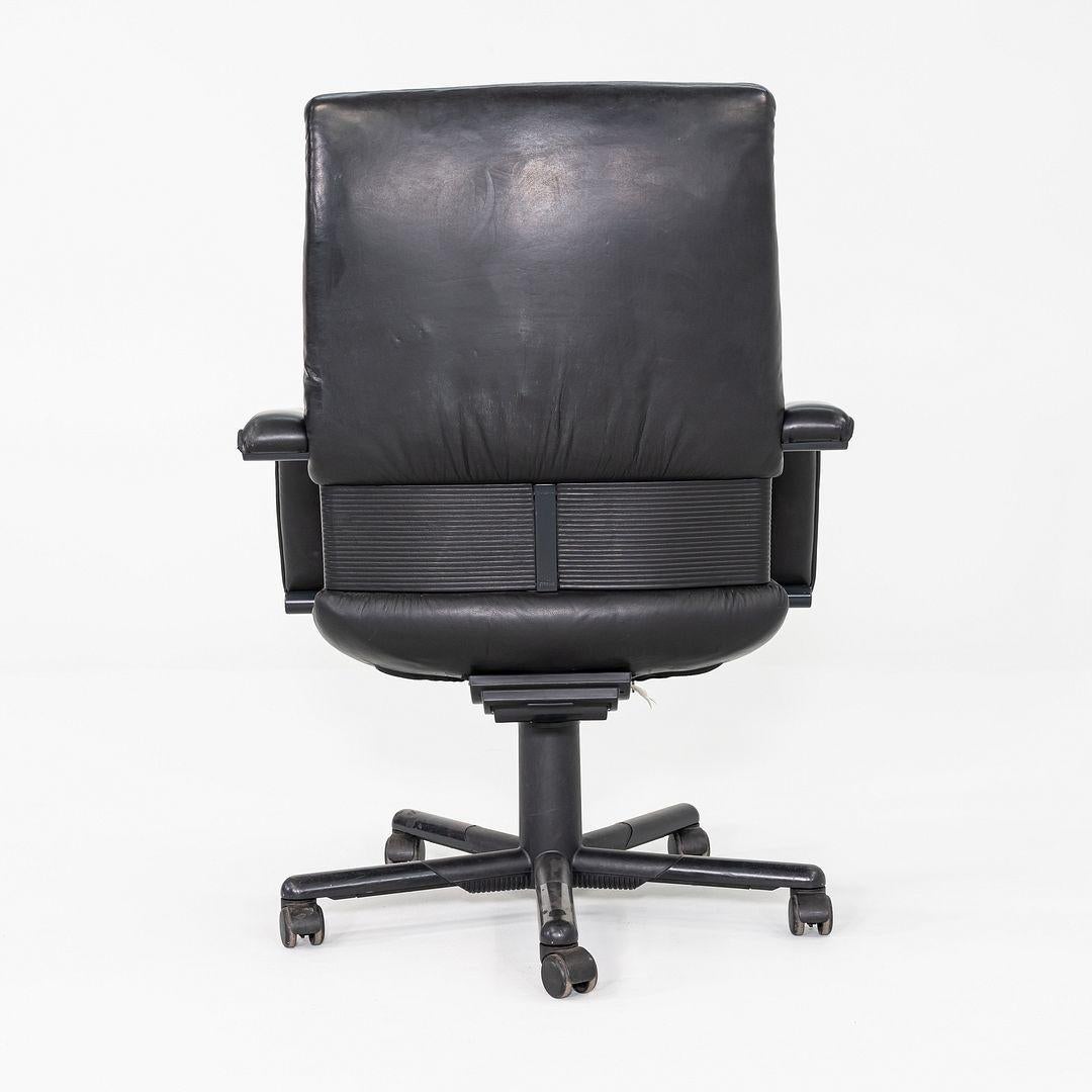 Il s'agit d'une chaise de bureau Figura, conçue à l'origine par Mario Bellini et Dieter Thiel pour Vitra en 1979. Cet exemplaire a été produit en Allemagne et date de l'année 1991. La chaise est dotée d'une base en aluminium avec roulettes et d'un