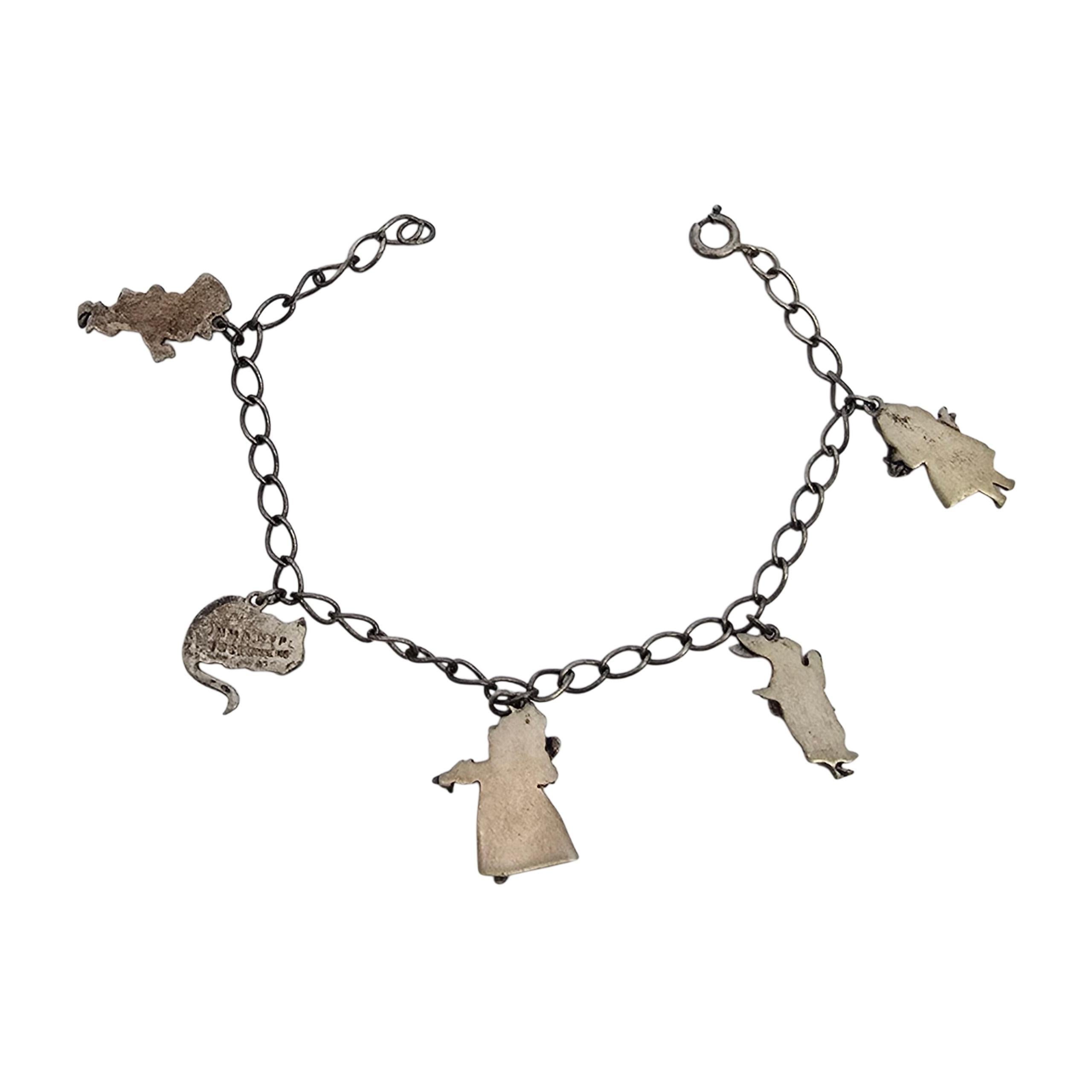 Sterling Silber MMA Alice im Wunderland Charme Armband, circa 1991

Dieses Vintage-Sammelarmband aus dem Museum of Modern Art zeigt die Charmes 
