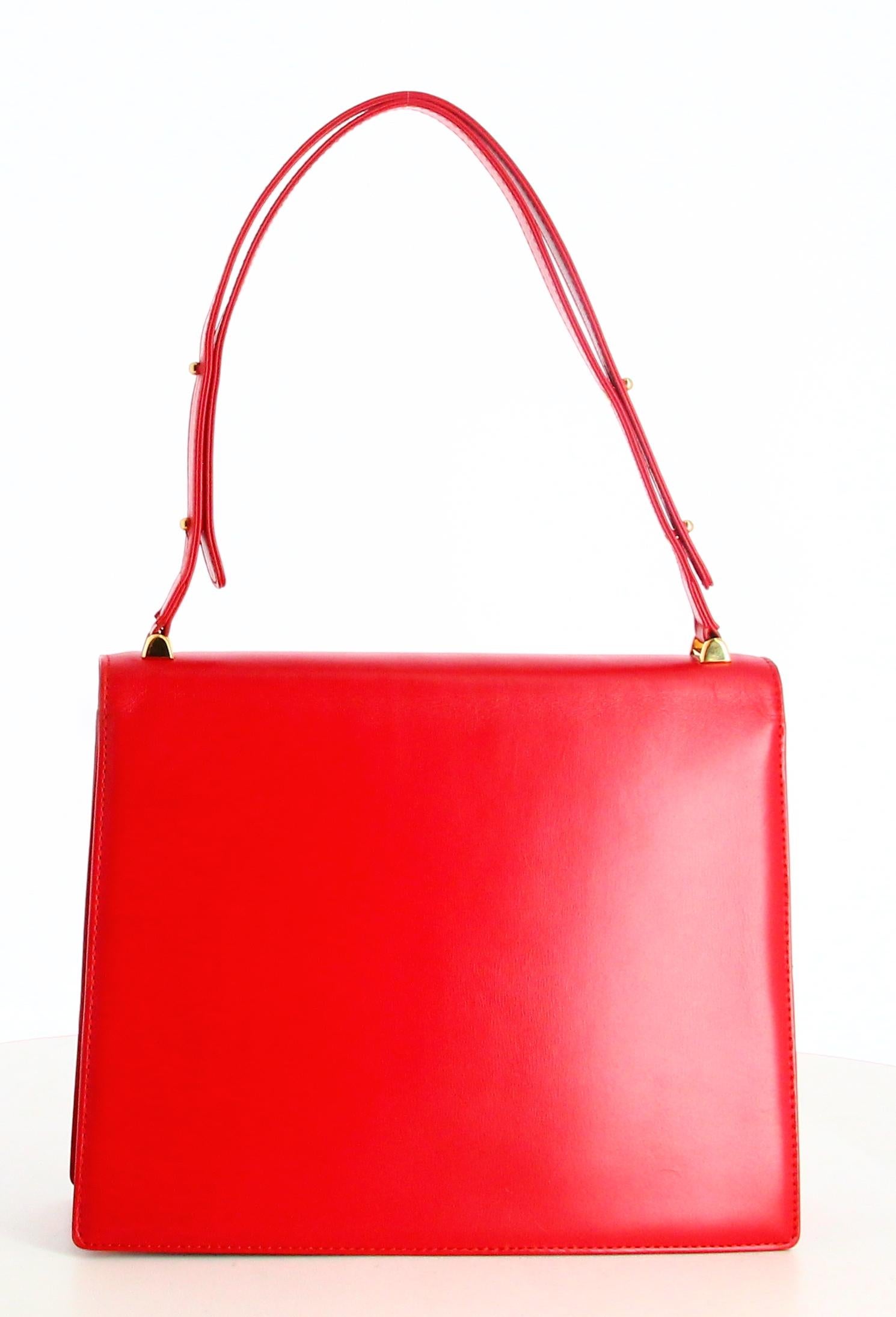 1991 Oper Louis Vuitton Rote Lederhandtasche 

- Sehr guter Zustand. Es weist im Laufe der Zeit sehr leichte Gebrauchsspuren auf. 
- Louis Vuitton Opera Handtasche 
- Rotes Leder 
- LV-Logo 
- Rotes Lederband 
- Drei Innenfächer und eine Innentasche