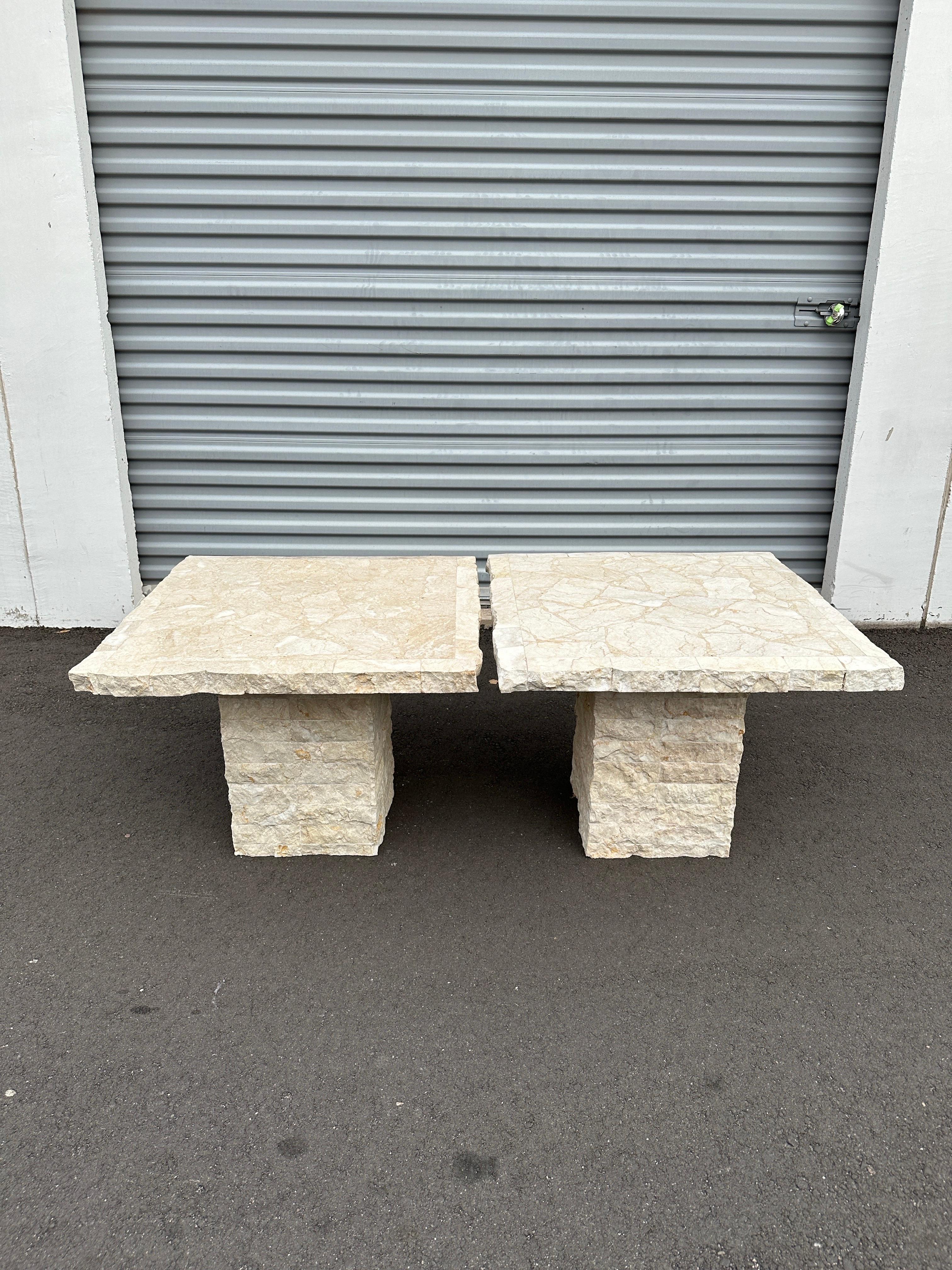 Dieses seltene Paar Beistelltische aus Mosaikstein, das unter den Platten signiert und datiert ist, vereint die rohe Schönheit natürlicher Materialien mit der Präzision postmodernen Designs. Jeder Tisch, der 1991 hergestellt wurde, ist eine