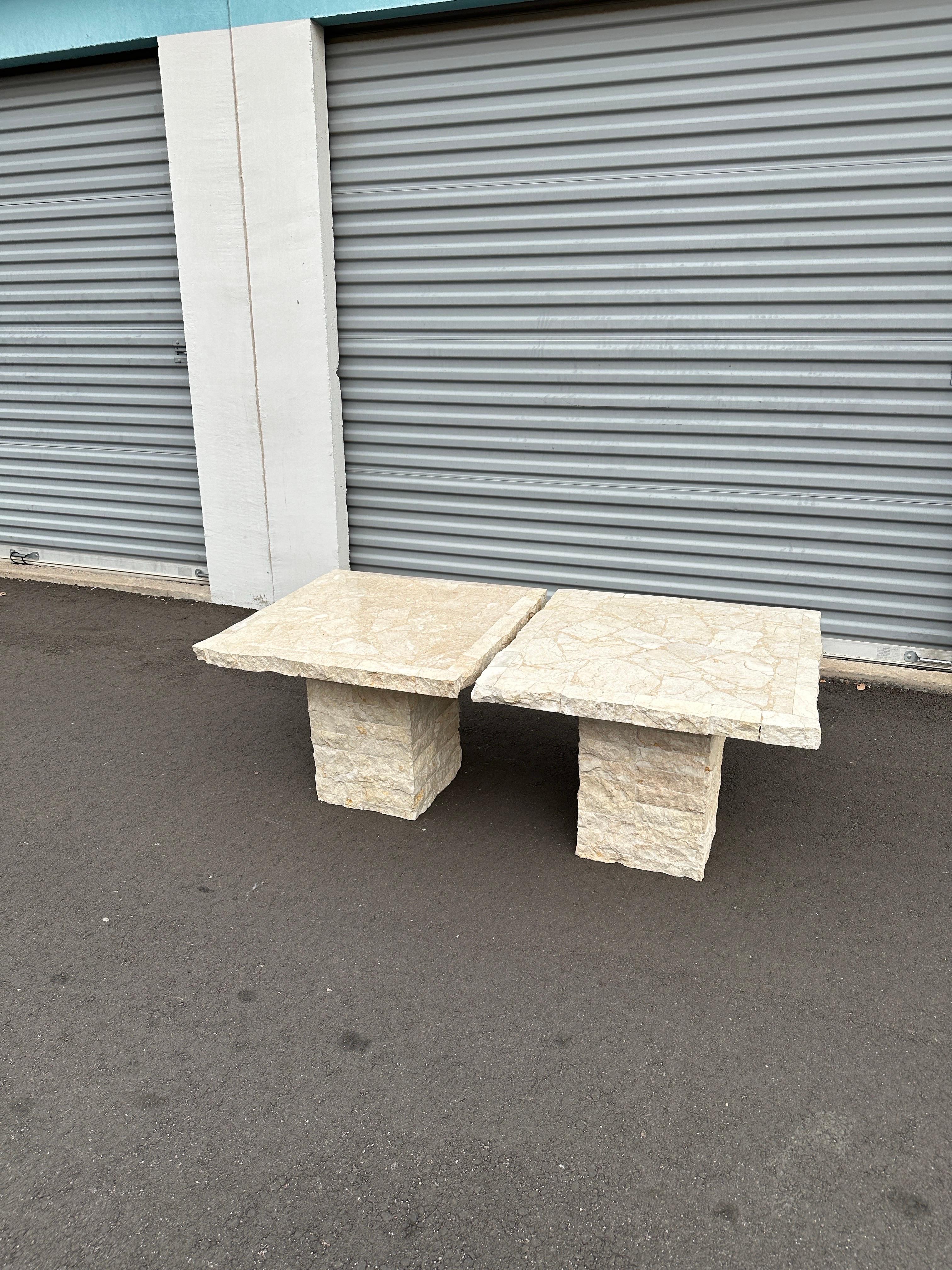 Paar postmoderne Beistelltische aus Mosaikmarmor und Travertin, 1991 (Postmoderne)