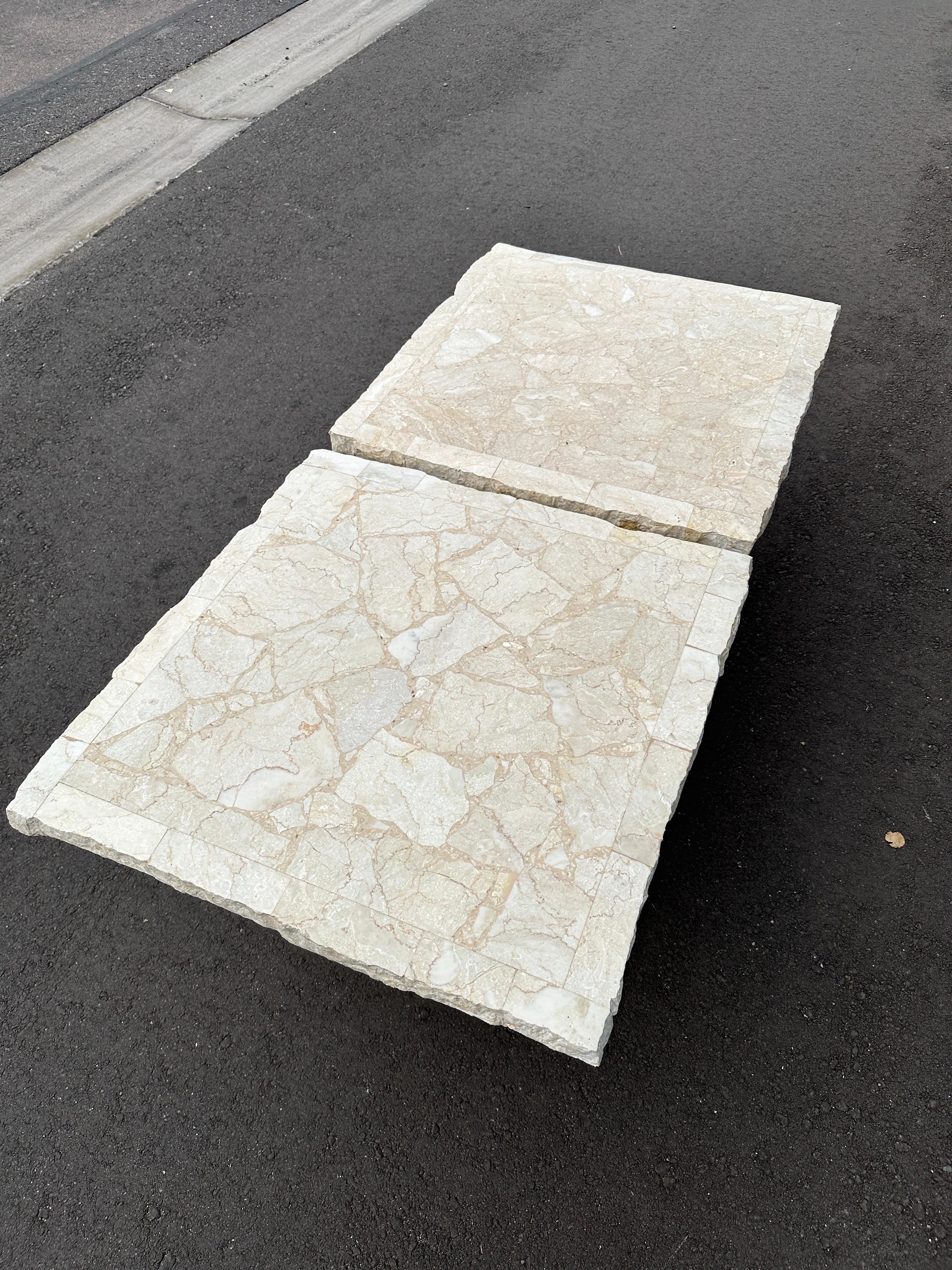 Paar postmoderne Beistelltische aus Mosaikmarmor und Travertin, 1991 (Ende des 20. Jahrhunderts)