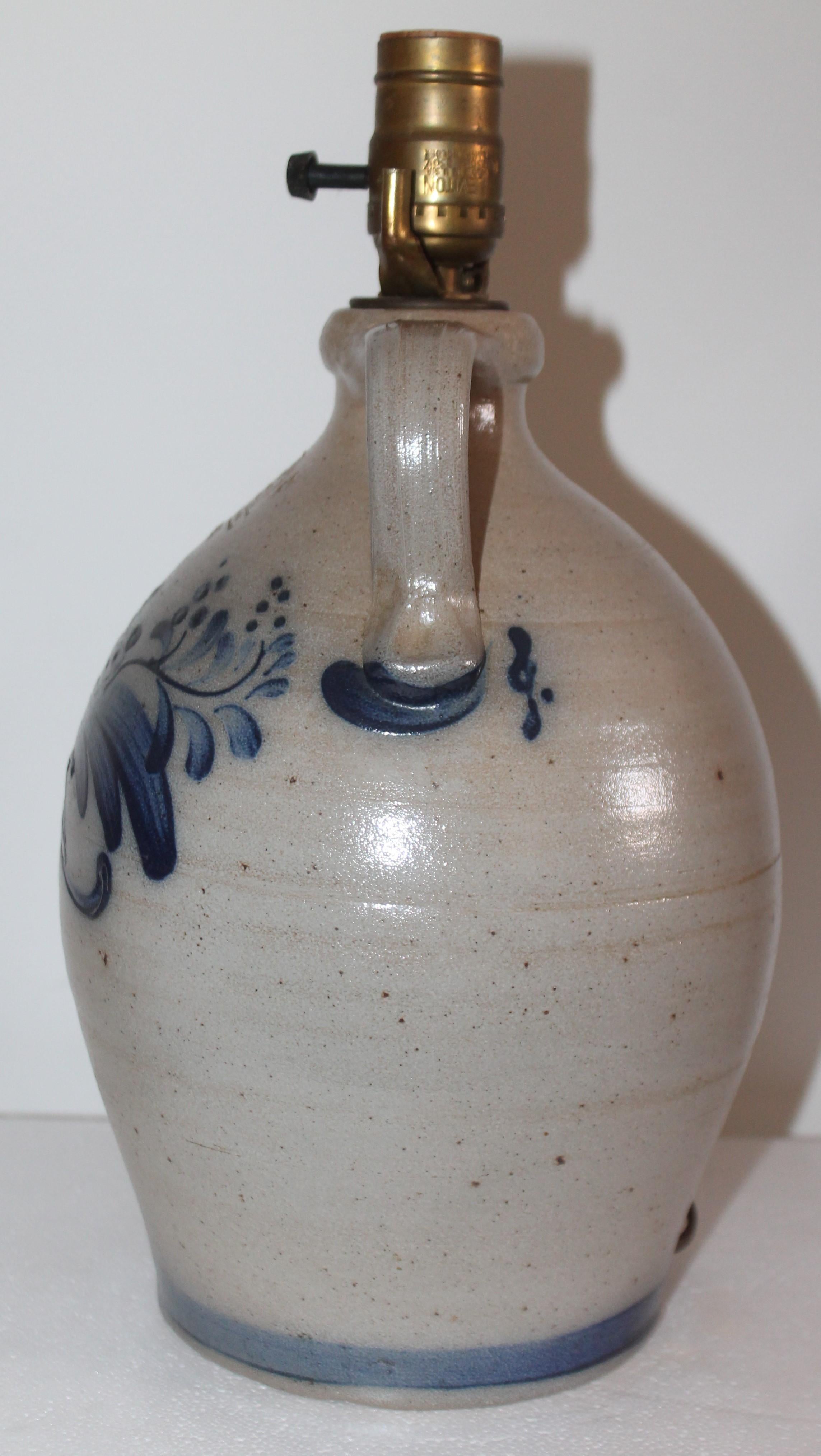 1991 Rowe Pottery Lámpara jarra decorada con pájaros azules Esmalte salado Menta. La jarra mide 11 1/4