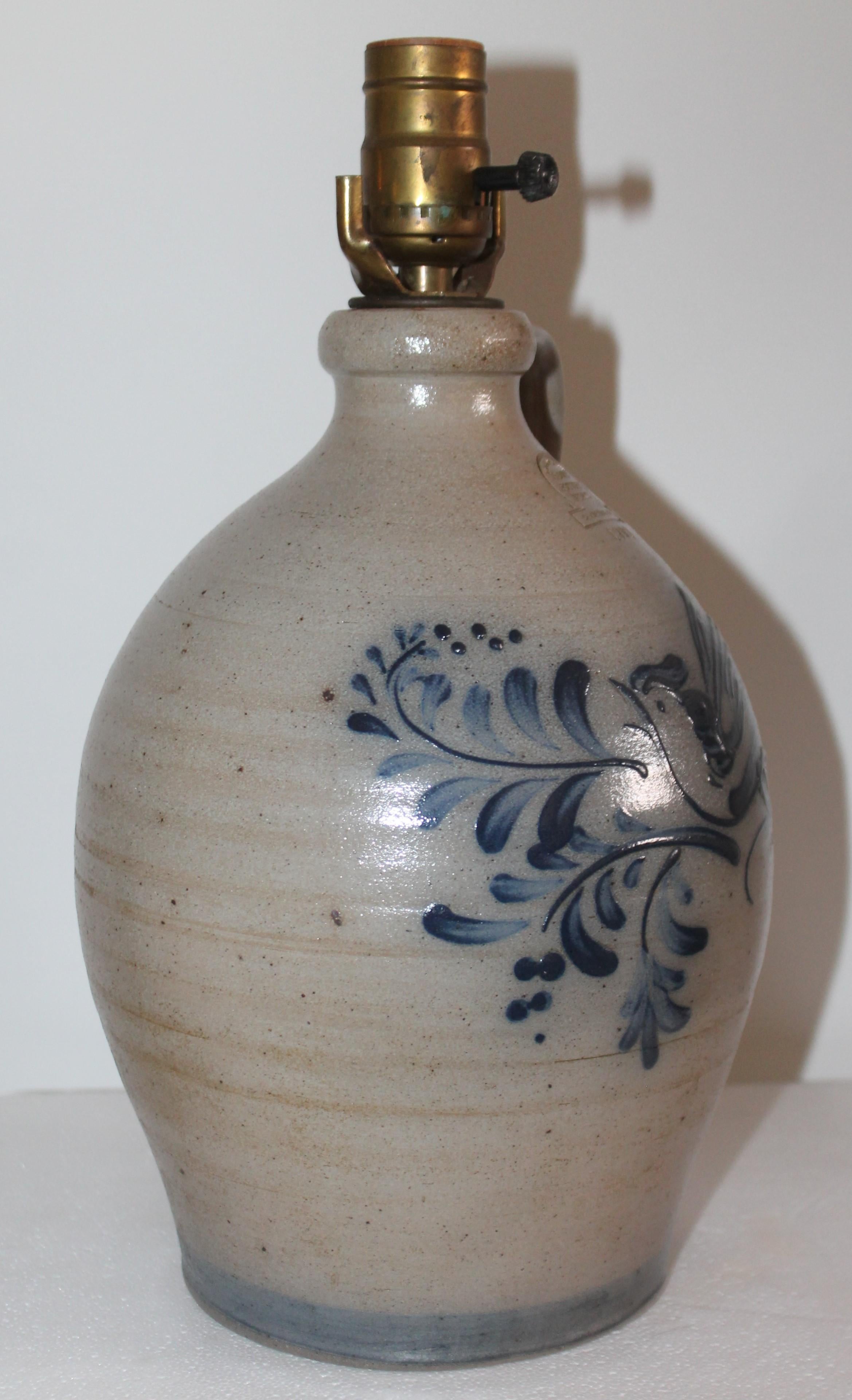 1991 Rowe Pottery Lámpara jarra azul decorada con pájaros Esmalte salado Adirondack en venta