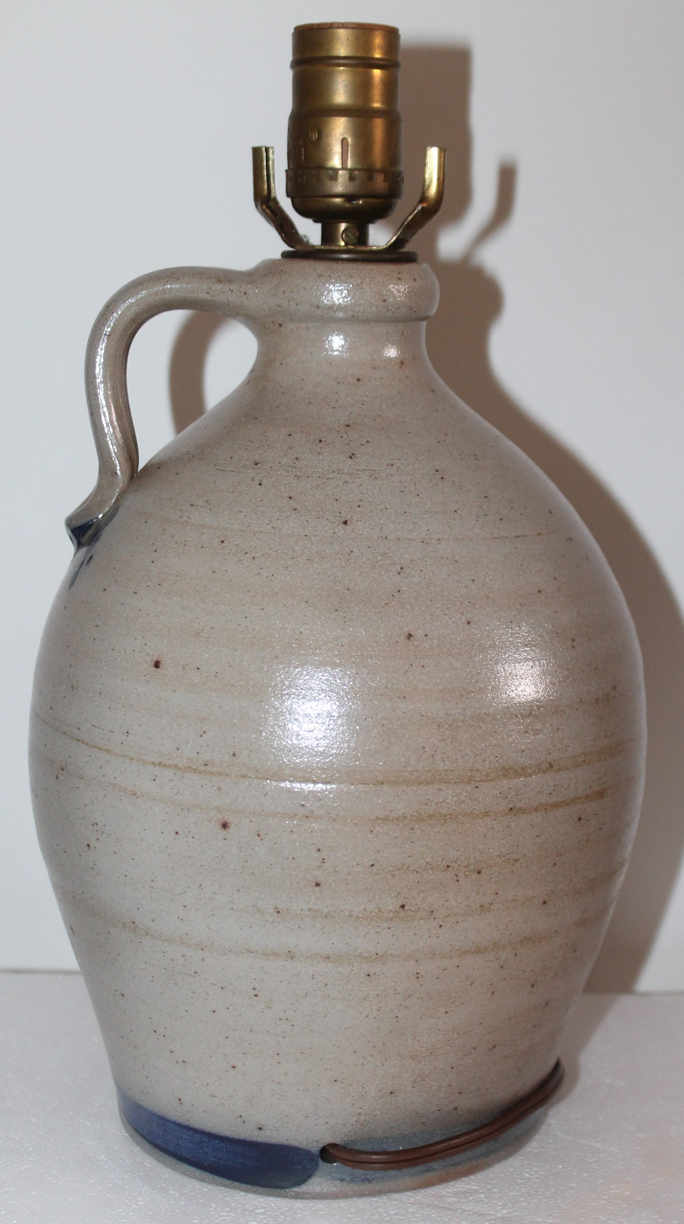 1991 Rowe Pottery Lámpara jarra azul decorada con pájaros Esmalte salado Estadounidense en venta
