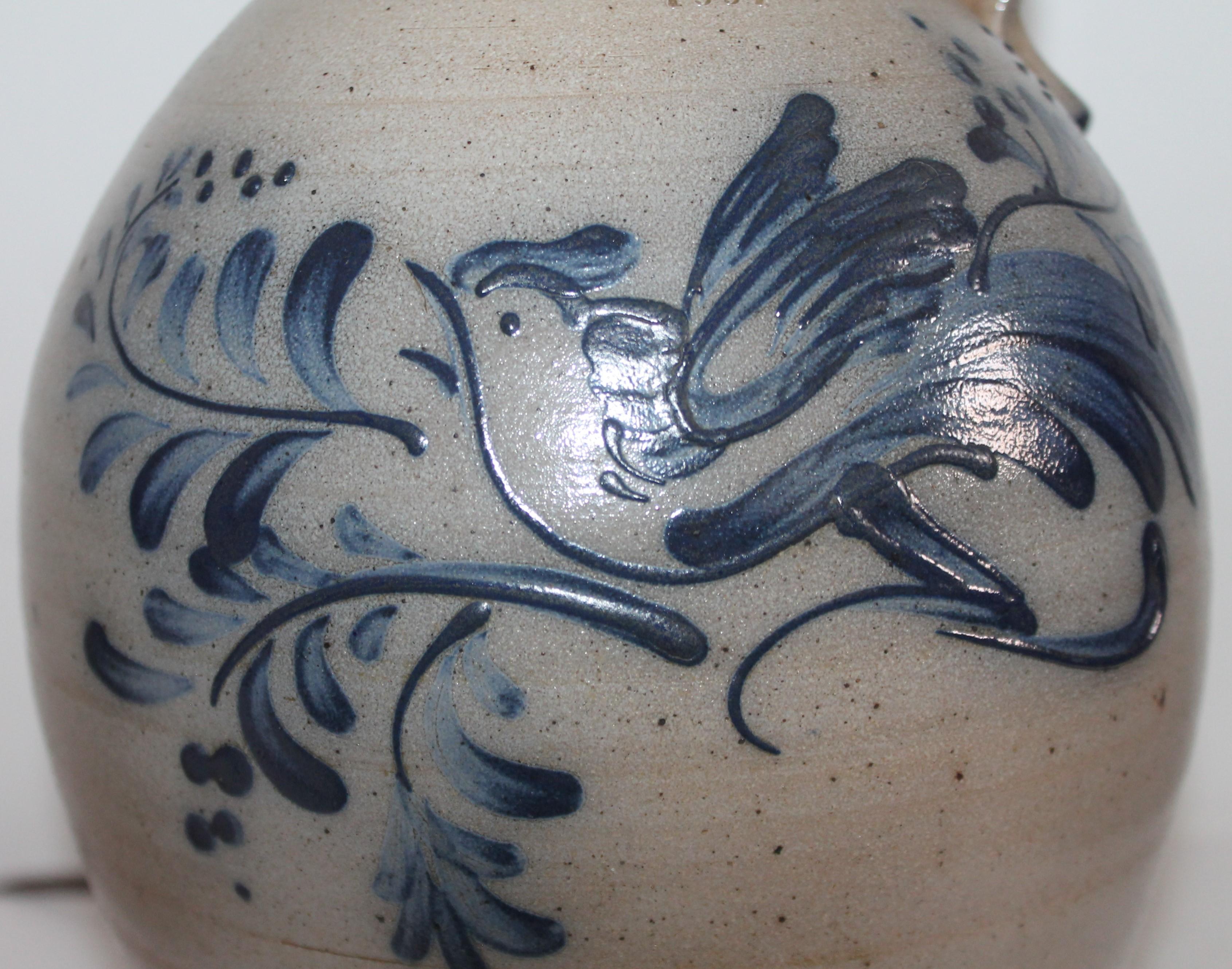 1991 Rowe Pottery Lámpara jarra azul decorada con pájaros Esmalte salado en Bueno estado para la venta en Los Angeles, CA