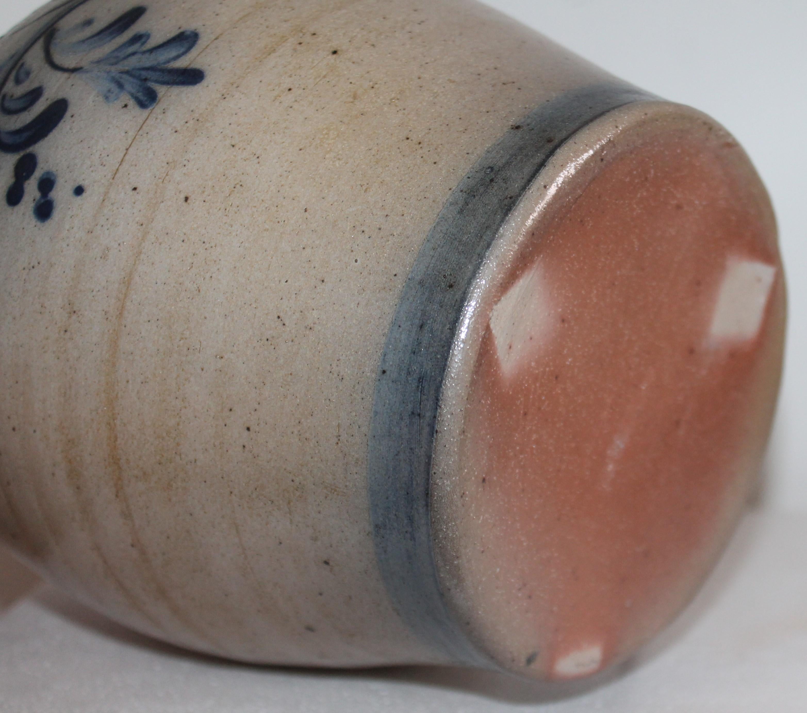 1991 Rowe Pottery Lámpara jarra azul decorada con pájaros Esmalte salado siglo XX en venta