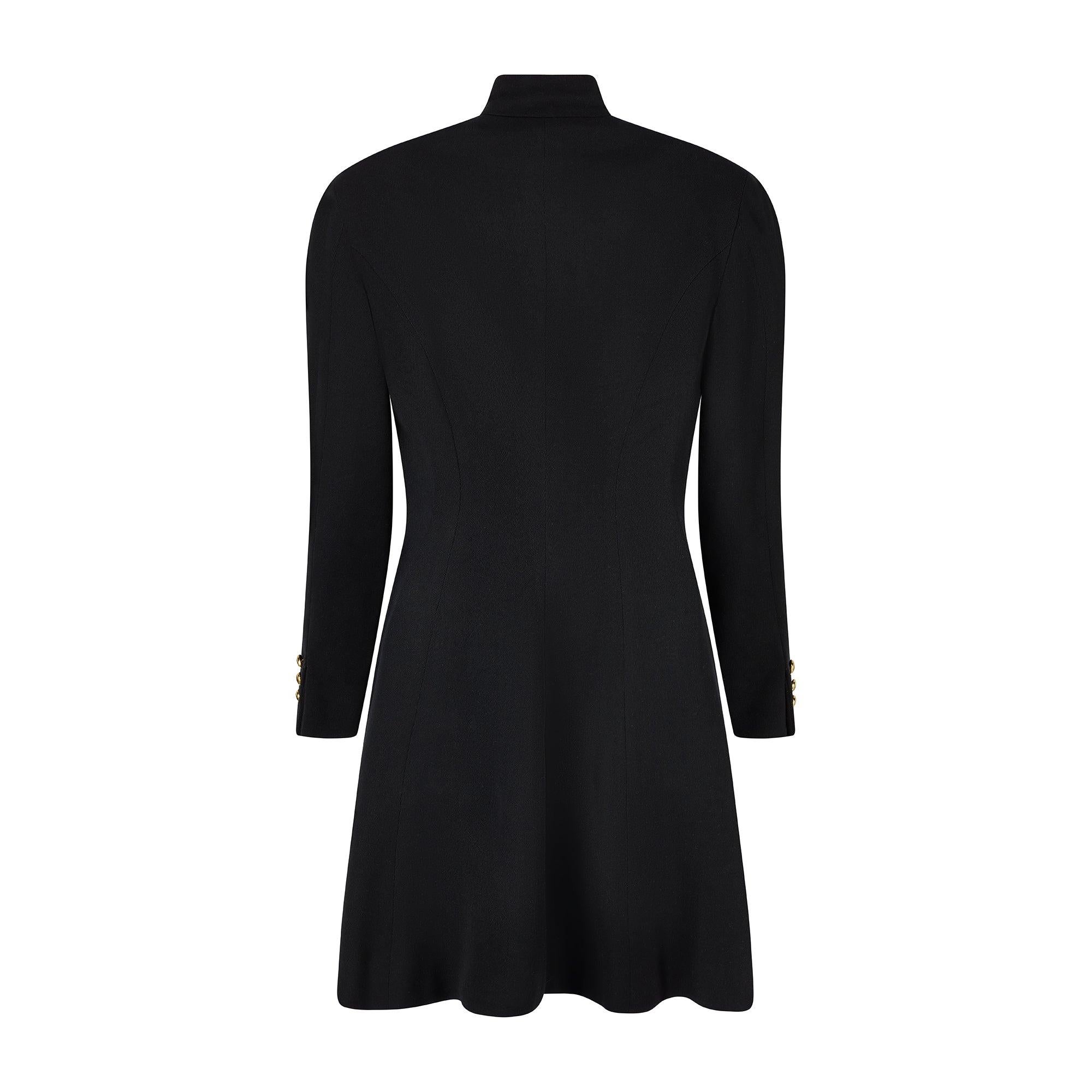 Cette robe manteau de style militaire des années 1990, élégante et documentée par des défilés, a une provenance fantastique. Il a défilé sur le mannequin Cindy Crawford dans le cadre de la collection automne 1991 de Ralph Lauren, l'année même où