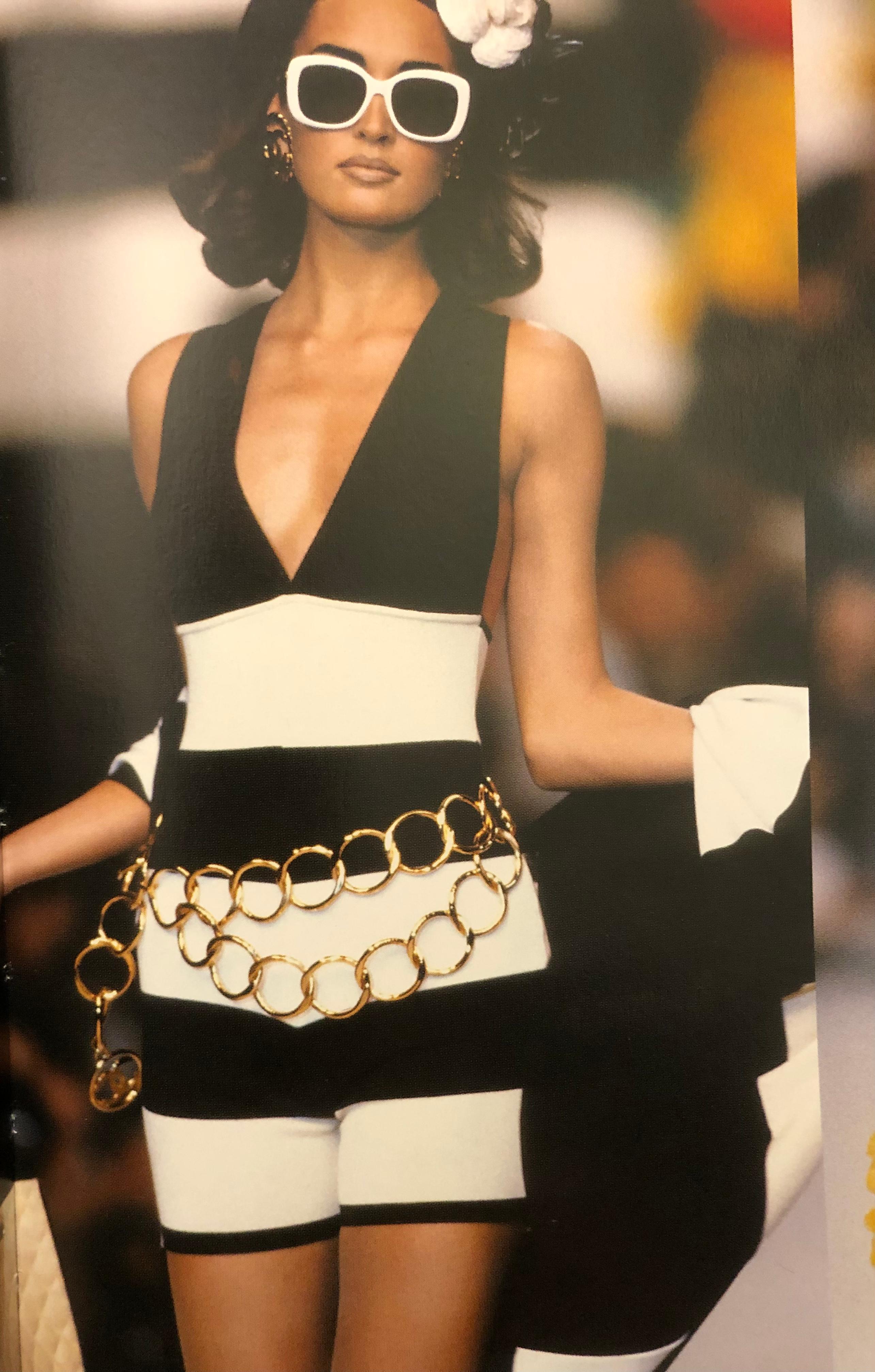 1991 SS Runway Vintage CHANEL Massive Gold Toned Chain Belt 5cm Diameter In Good Condition For Sale In Bangkok, TH