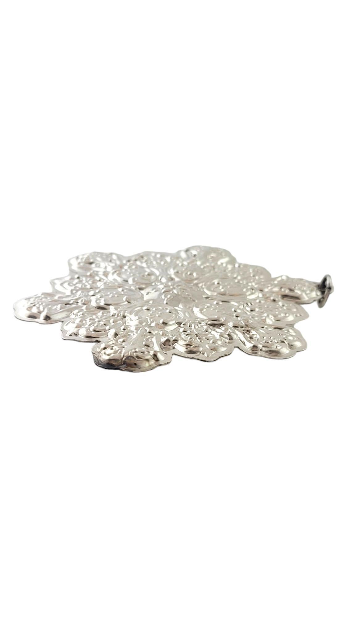 1991 TOWLE Sterling Silver Old Master Snowflake Ornament 

This gorgeous 1991 snowflake ornament by designer TOWLE was meticulously crafted from sterling silver for a beautiful finish!

Size: 3.25