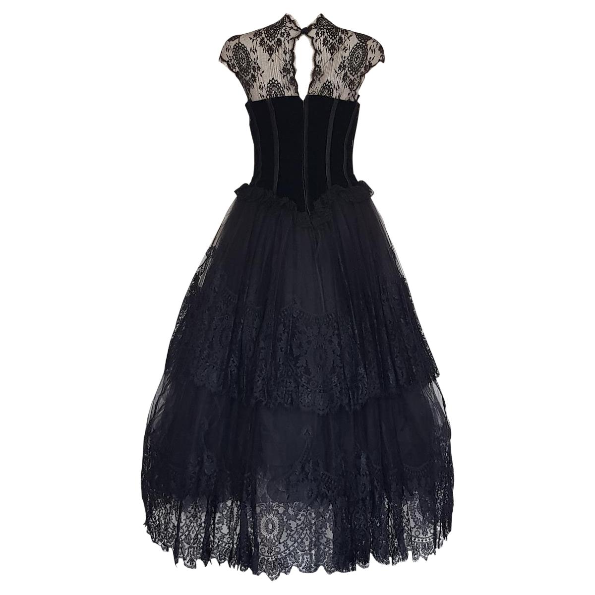 Spectacular dress by Valentino Boutique
Year 1991
Incredible construction of lace and 7 different tulle flounces
Black color
Velvet bustier
Two central bows
Sleeveless
Written size 10, but fits a S
Japanese Queen has the same one but in red
Made in