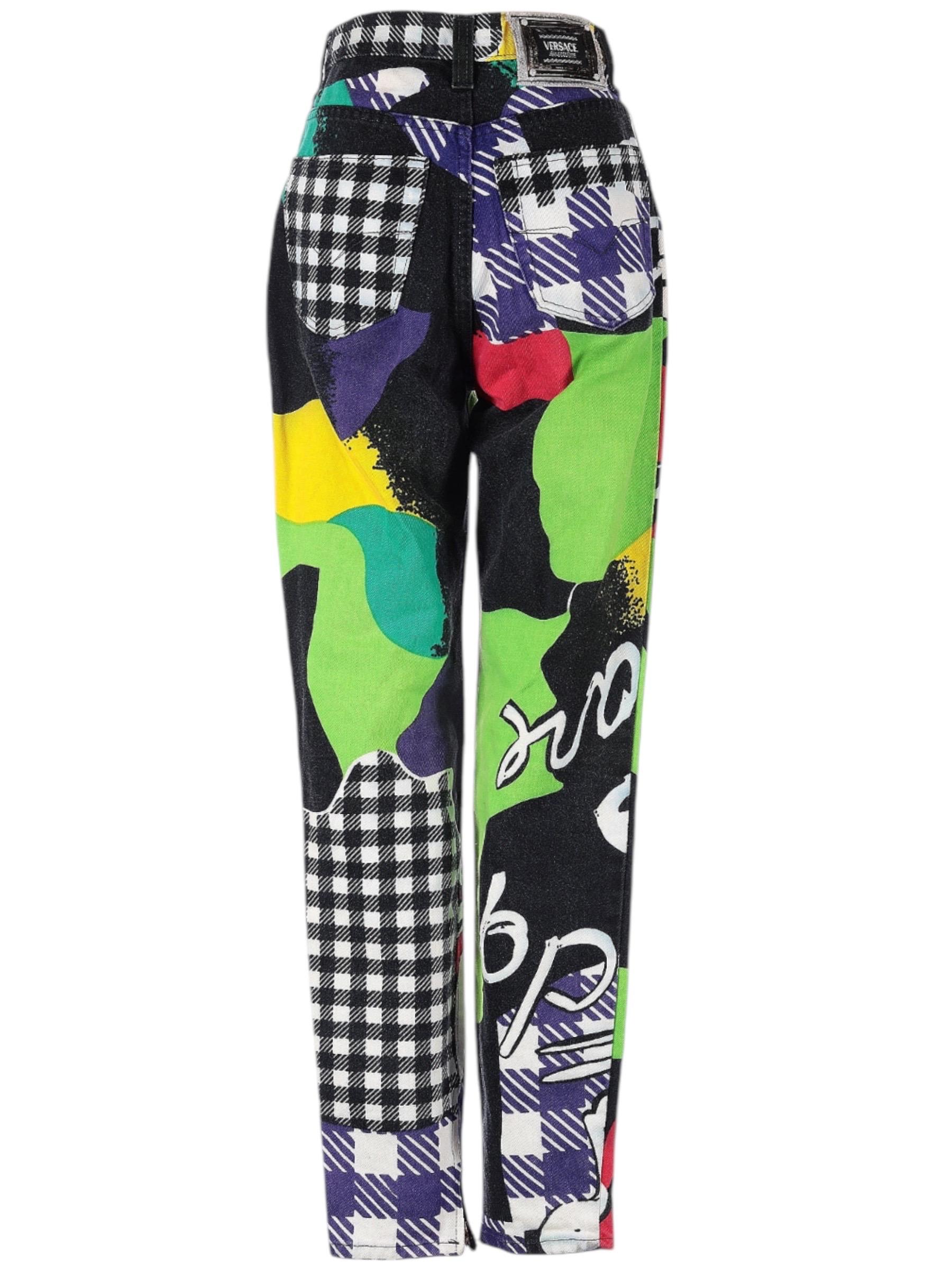Versace Jeans Couture Vintage seltene Pop Art bedruckte Jeans von 1991. Diese auffällige, skurrile Jeans hat einen farbenfrohen grafischen Druck aus Graffiti, Musiknoten und Karos. 

Größe: 27

Zustand: Ausgezeichneter Zustand 

Taille -