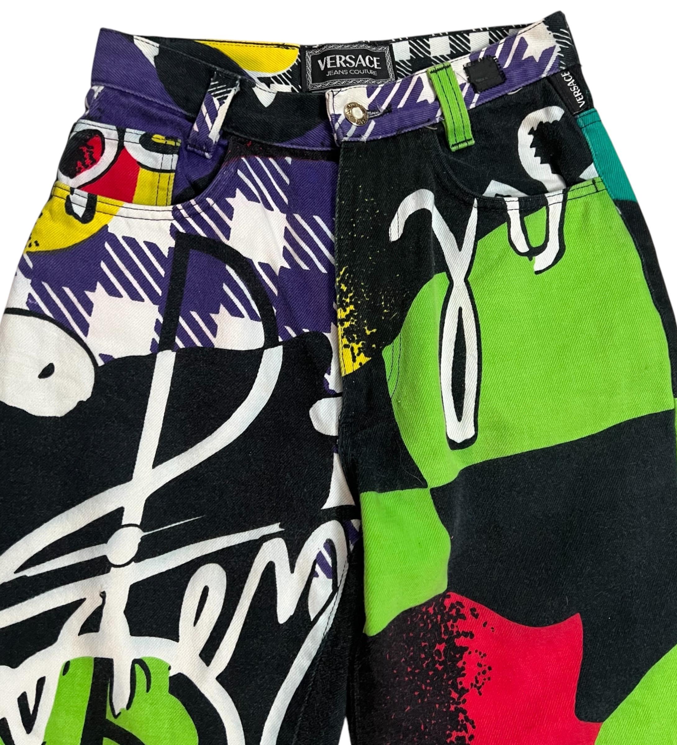 1991 Versace Jeans Couture Pop Art Bedruckte Jeans (Schwarz) im Angebot
